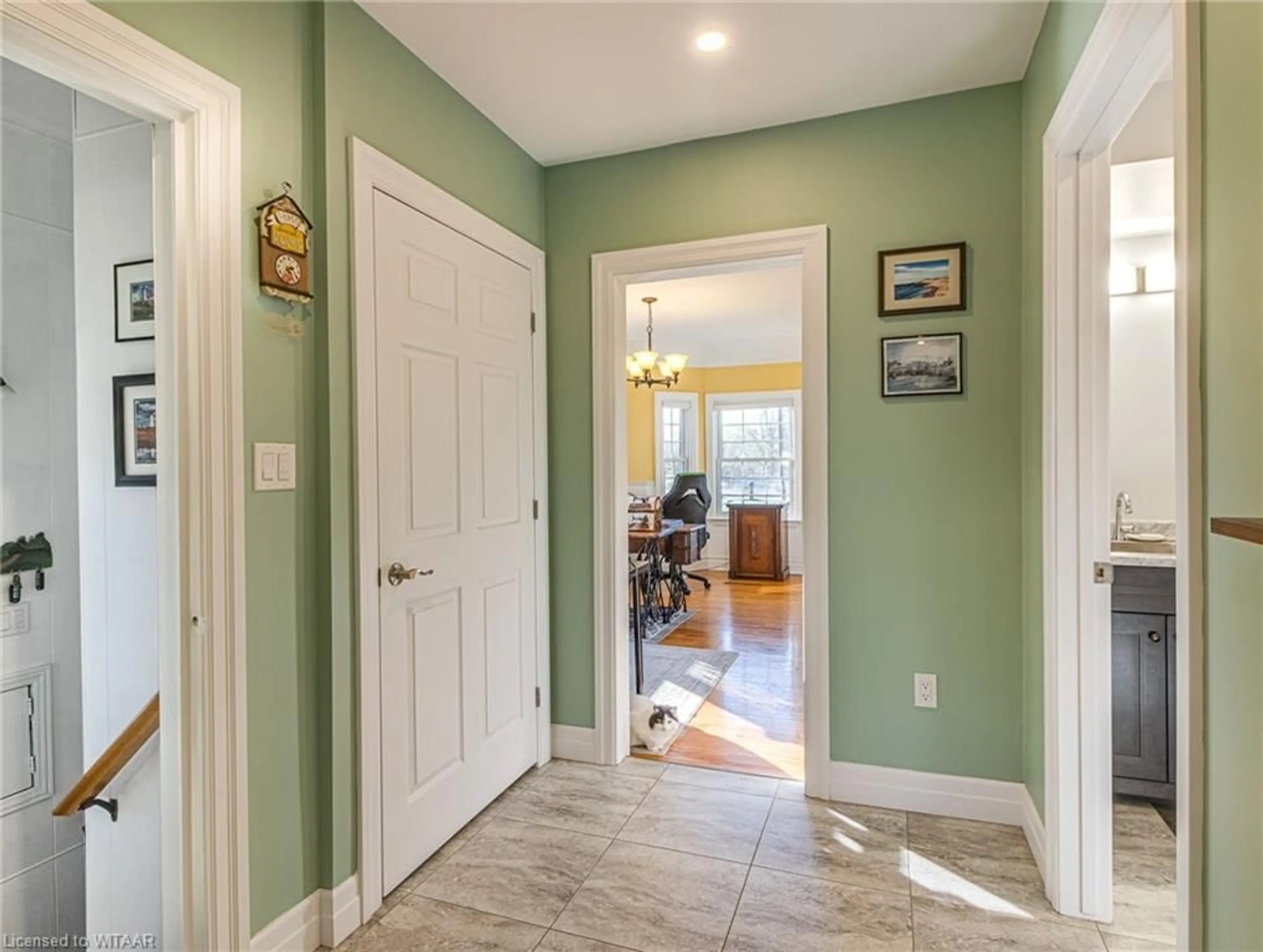 Indoor entryway for 584880 Beachville Rd, Beachville Ontario N4S 7V6