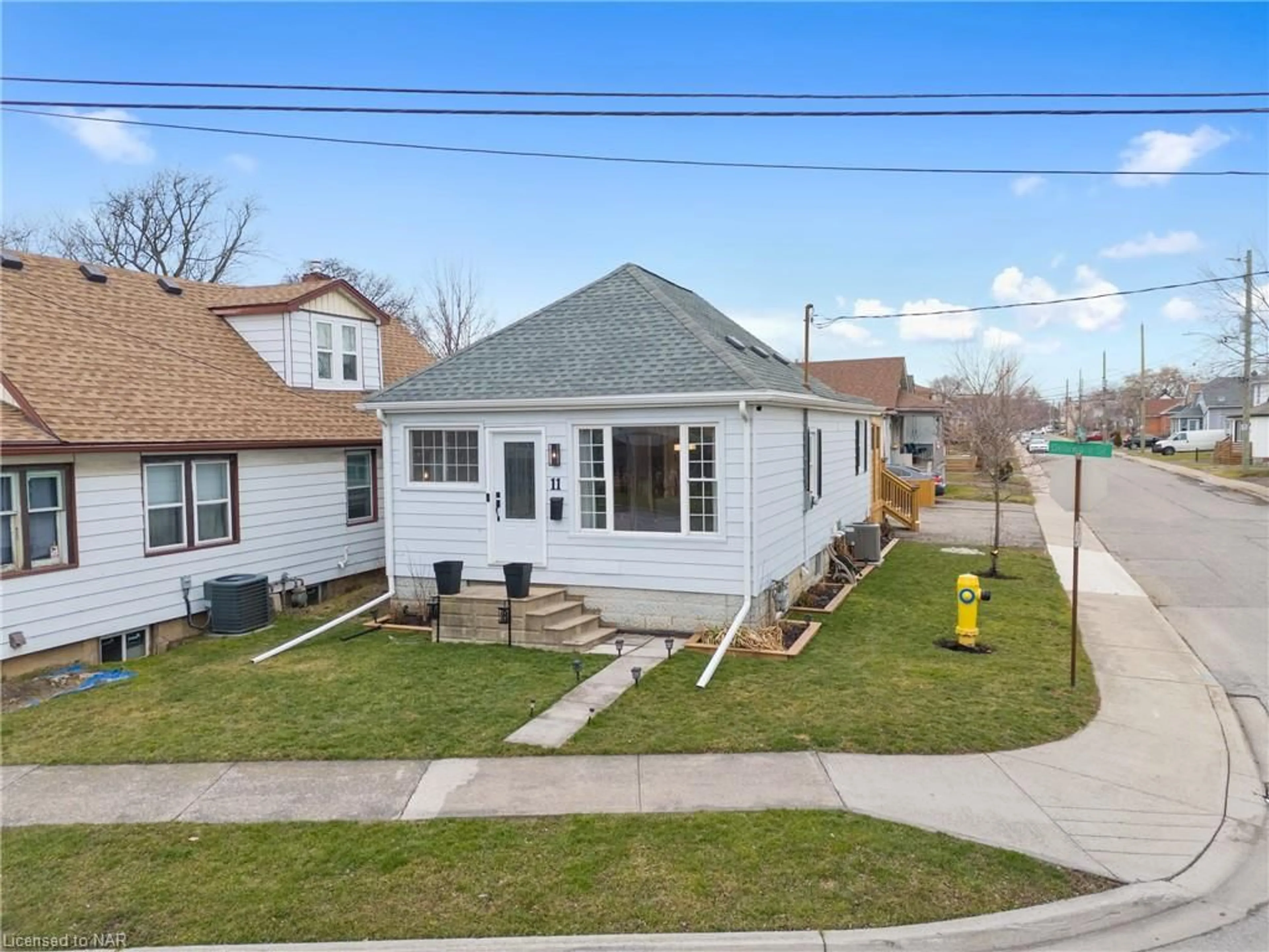 Frontside or backside of a home for 11 Delaware St, St. Catharines Ontario L2M 5L7