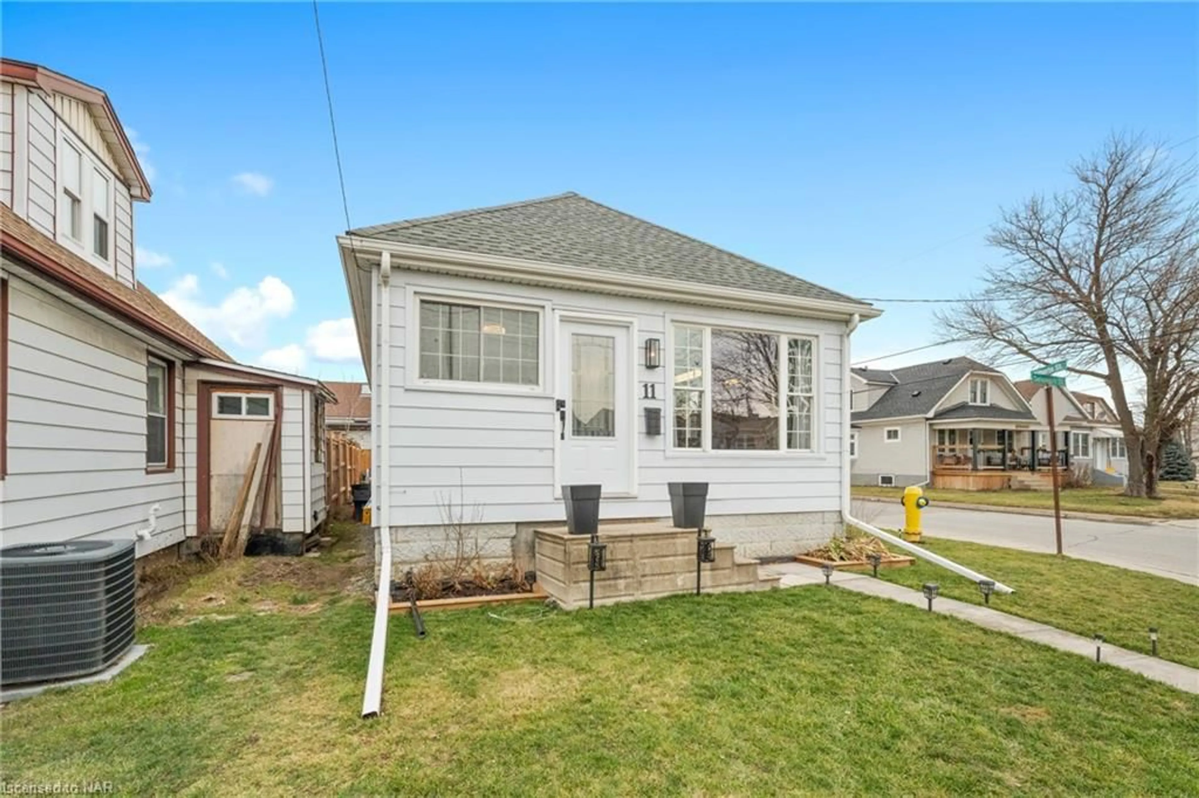 Frontside or backside of a home for 11 Delaware St, St. Catharines Ontario L2M 5L7