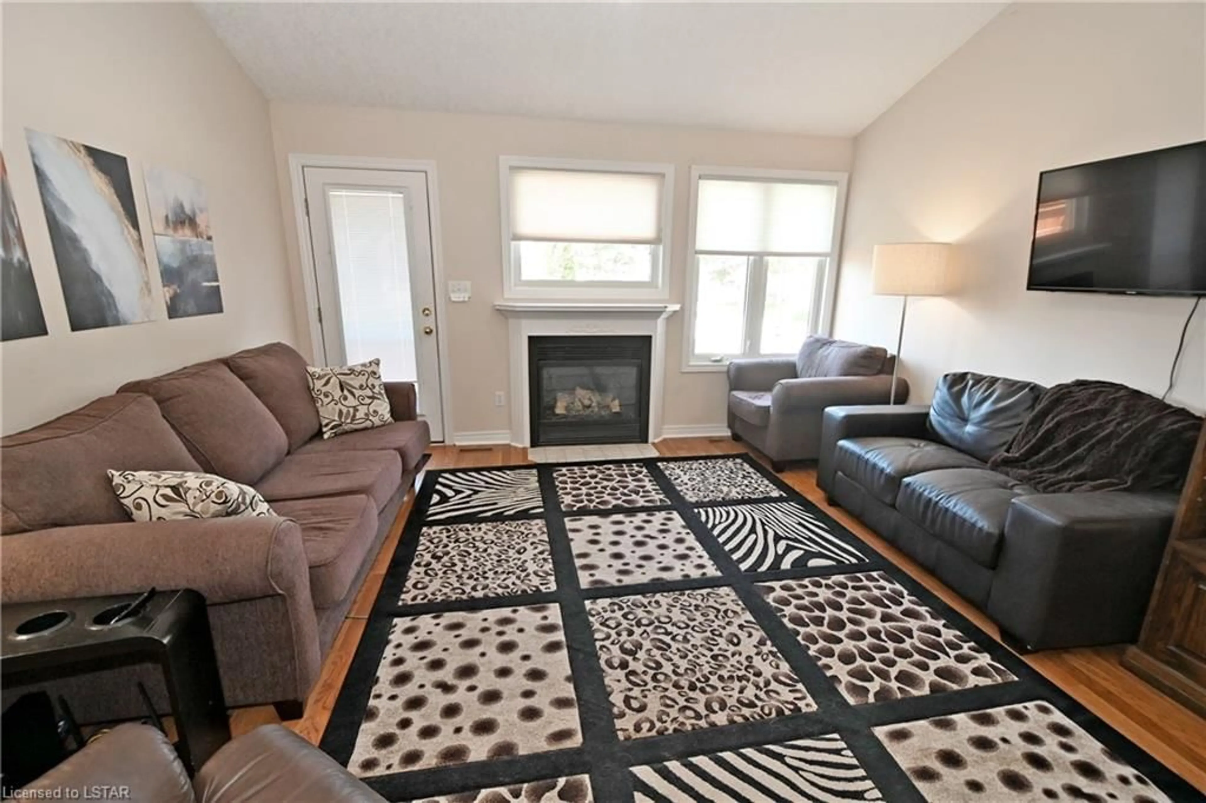 Living room for 20 Windemere Pl #24, St. Thomas Ontario N5R 6H6