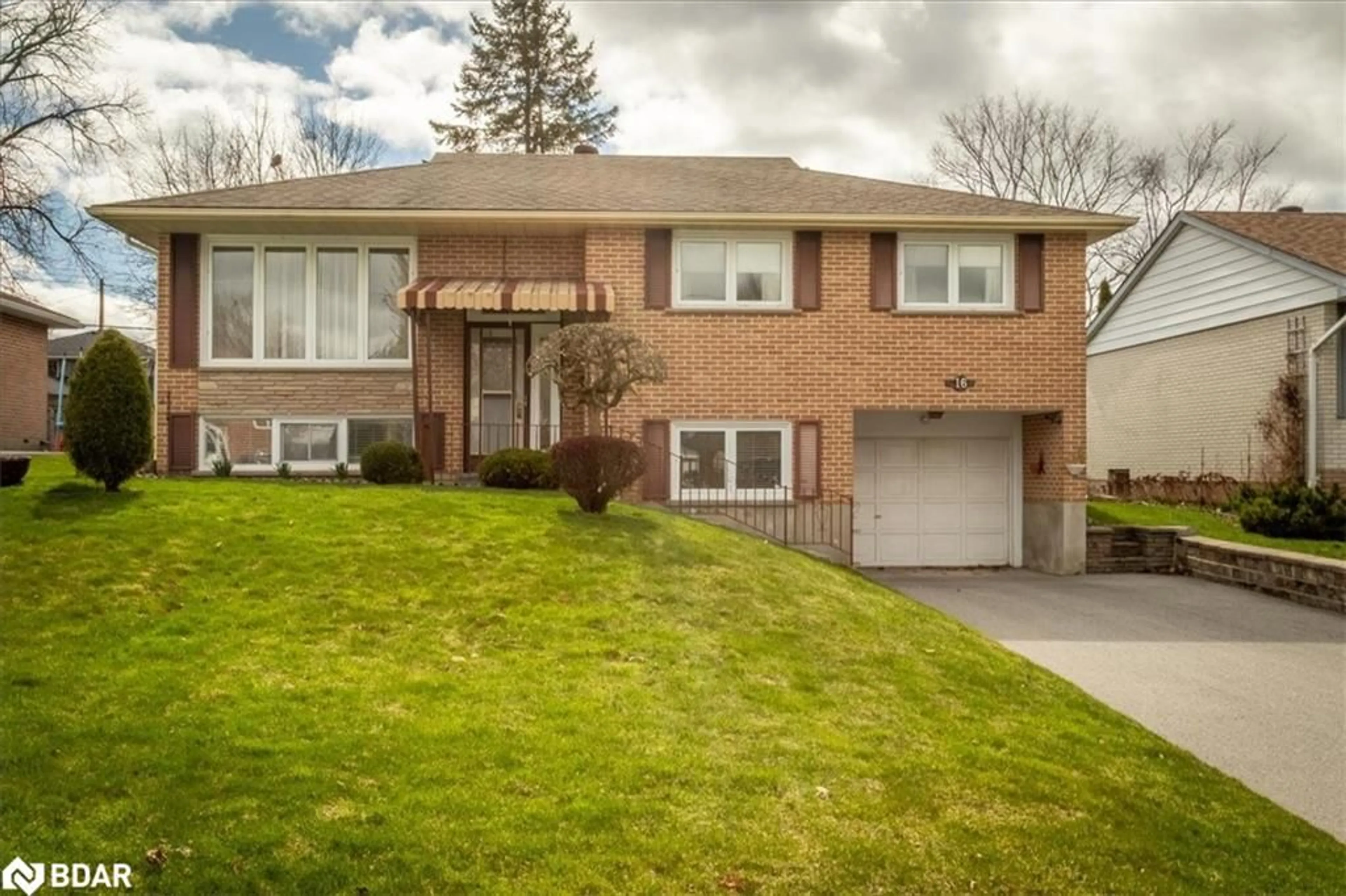 Frontside or backside of a home for 16 Lay St, Barrie Ontario L4M 4A7