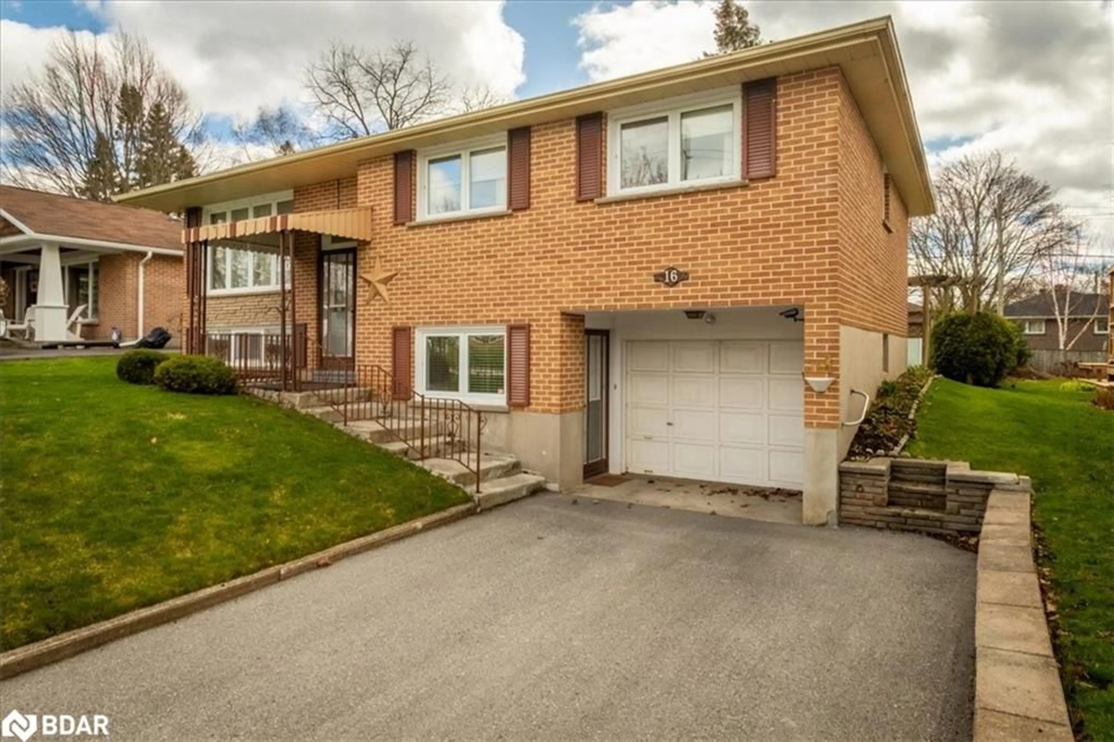 Frontside or backside of a home for 16 Lay St, Barrie Ontario L4M 4A7