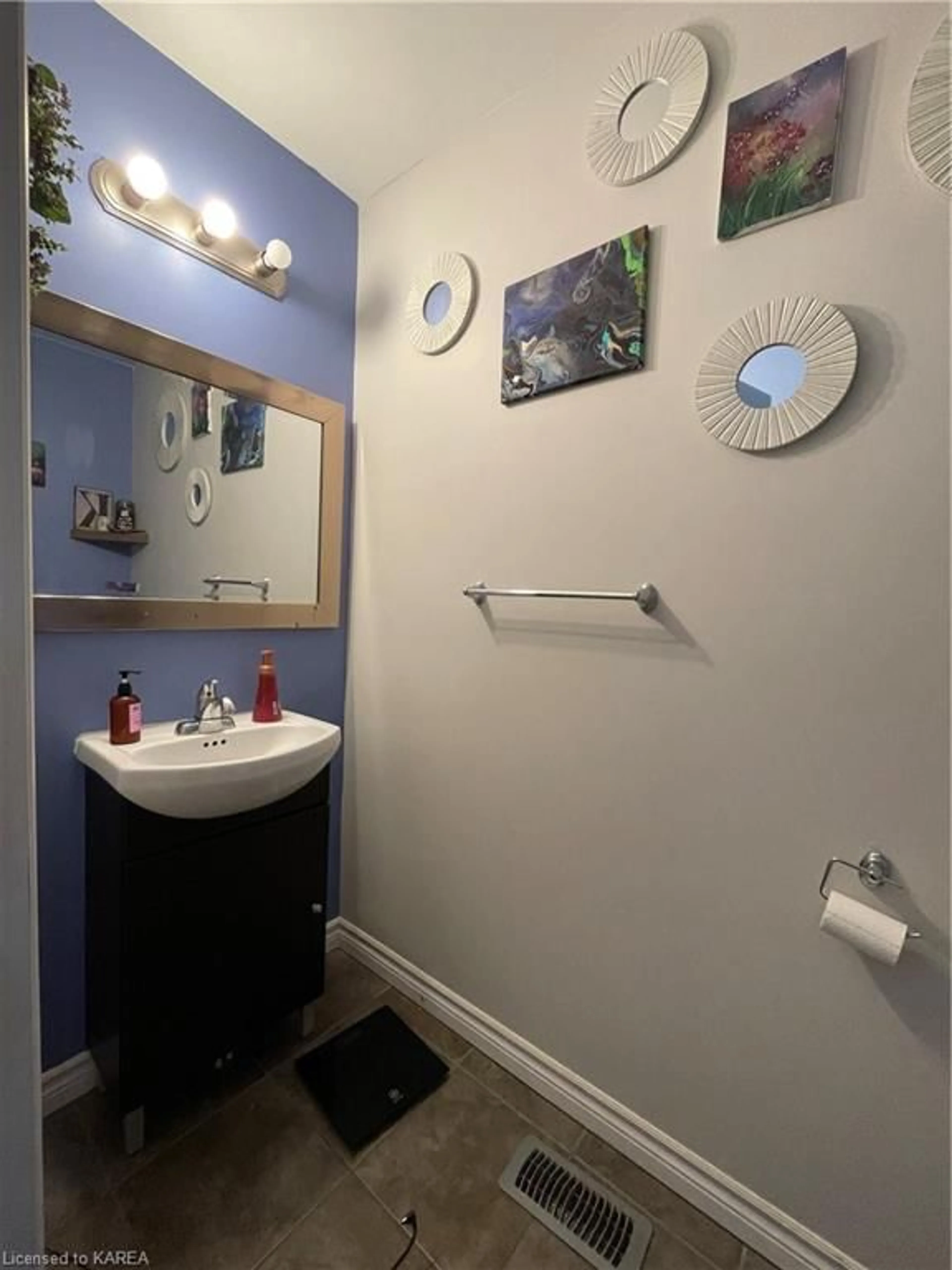Standard bathroom for 794 Newmarket Lane, Kingston Ontario K7K 0C8