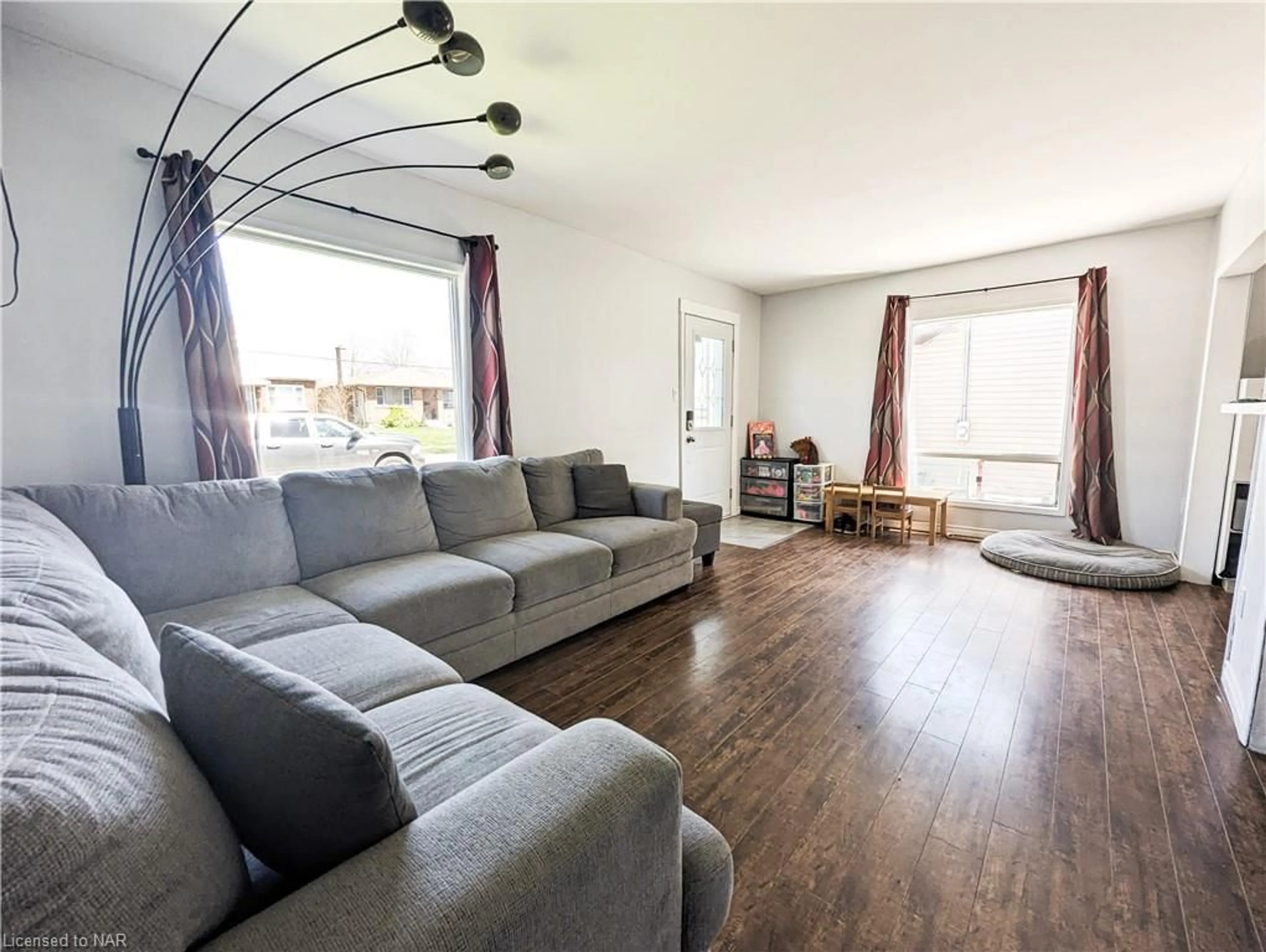 Living room for 6620 Barker St, Niagara Falls Ontario L2G 1V8