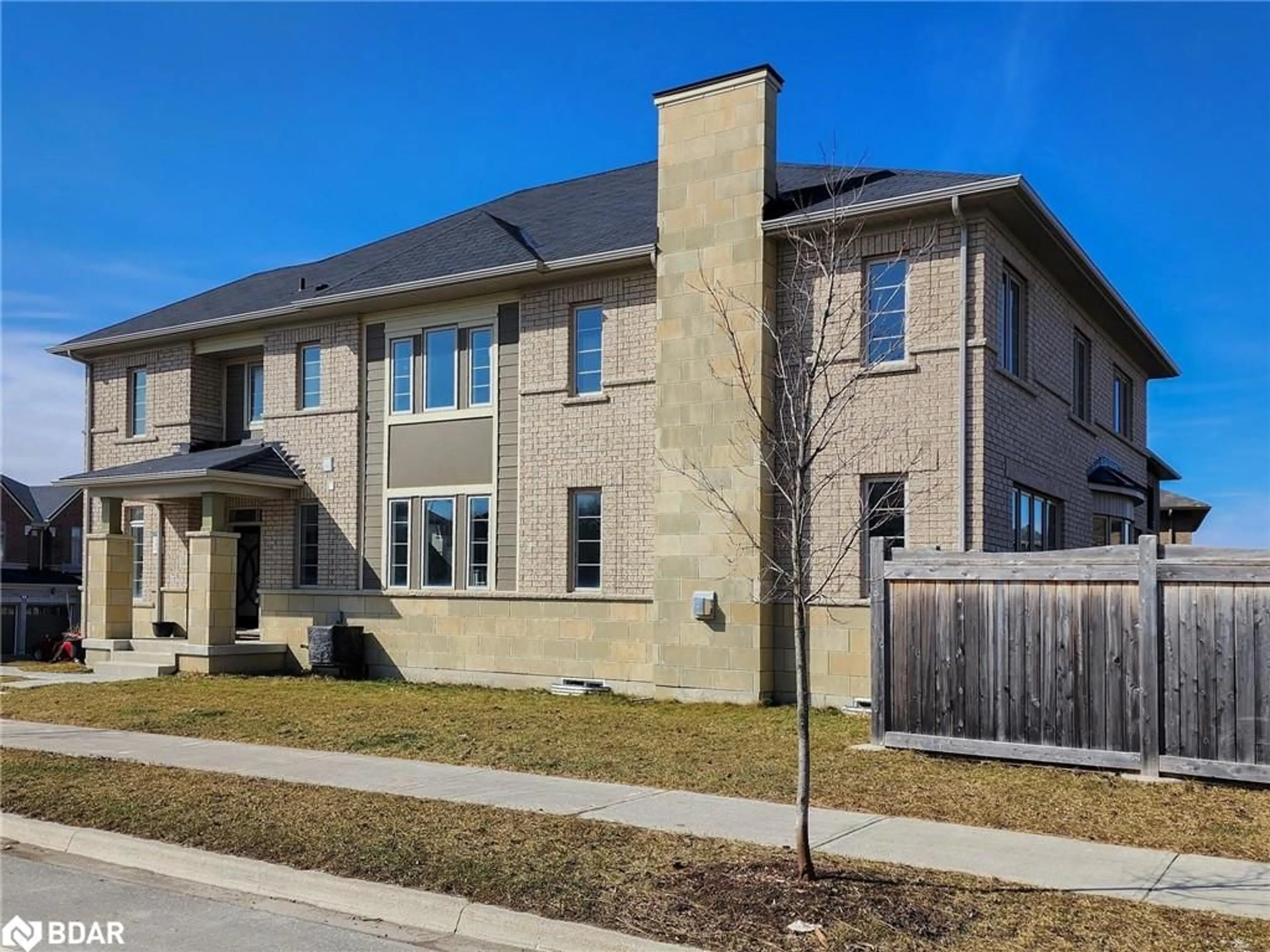Frontside or backside of a home for 2 Deepwood Cres, East Gwillimbury Ontario L9N 0P8