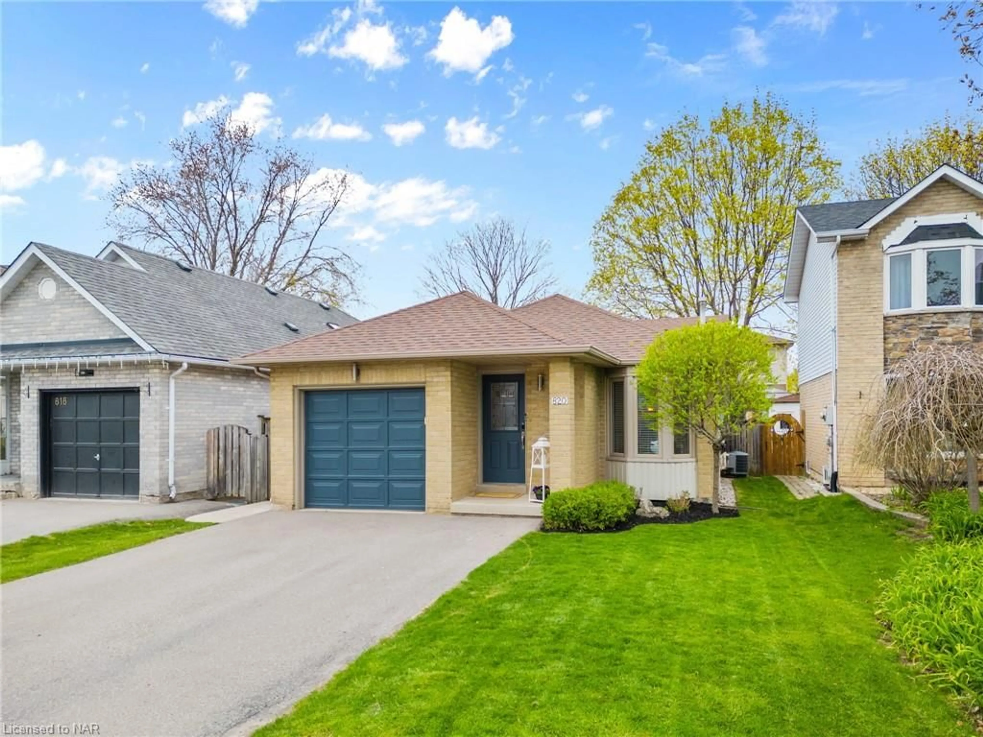 Frontside or backside of a home for 820 Miriam Cres, Burlington Ontario L7S 2B9