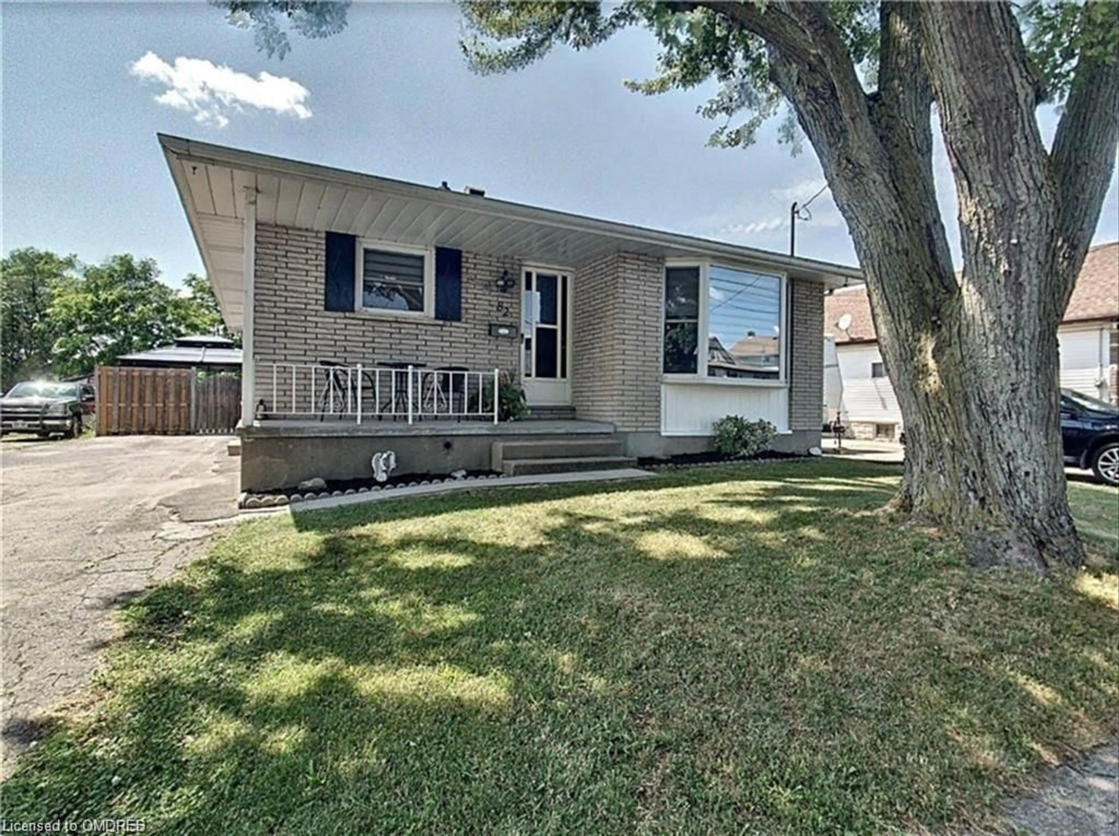 Frontside or backside of a home for 82 Deere St, Welland Ontario L3B 2L8