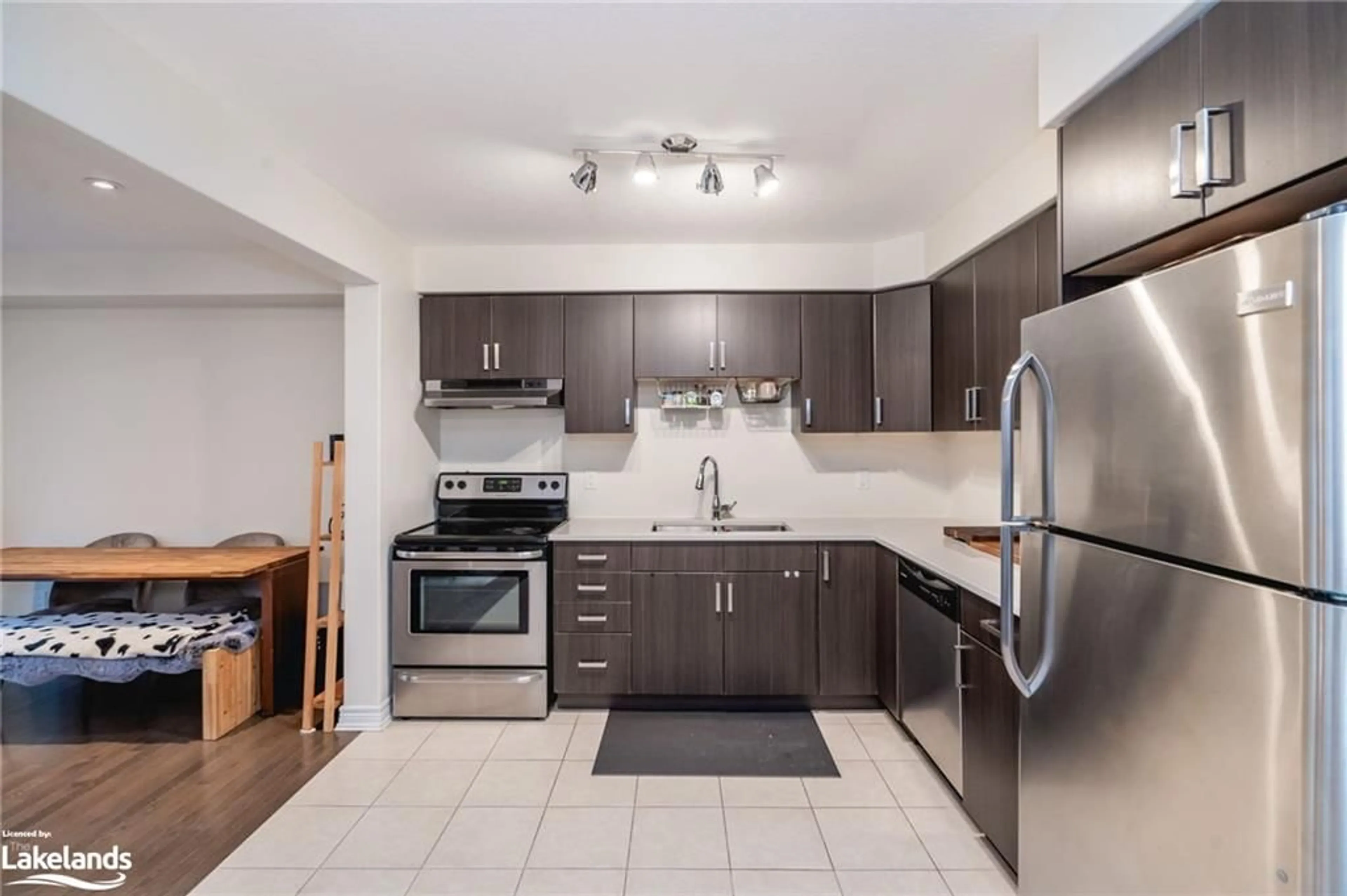 Standard kitchen for 972 Cook Dr, Midland Ontario L4R 0E4