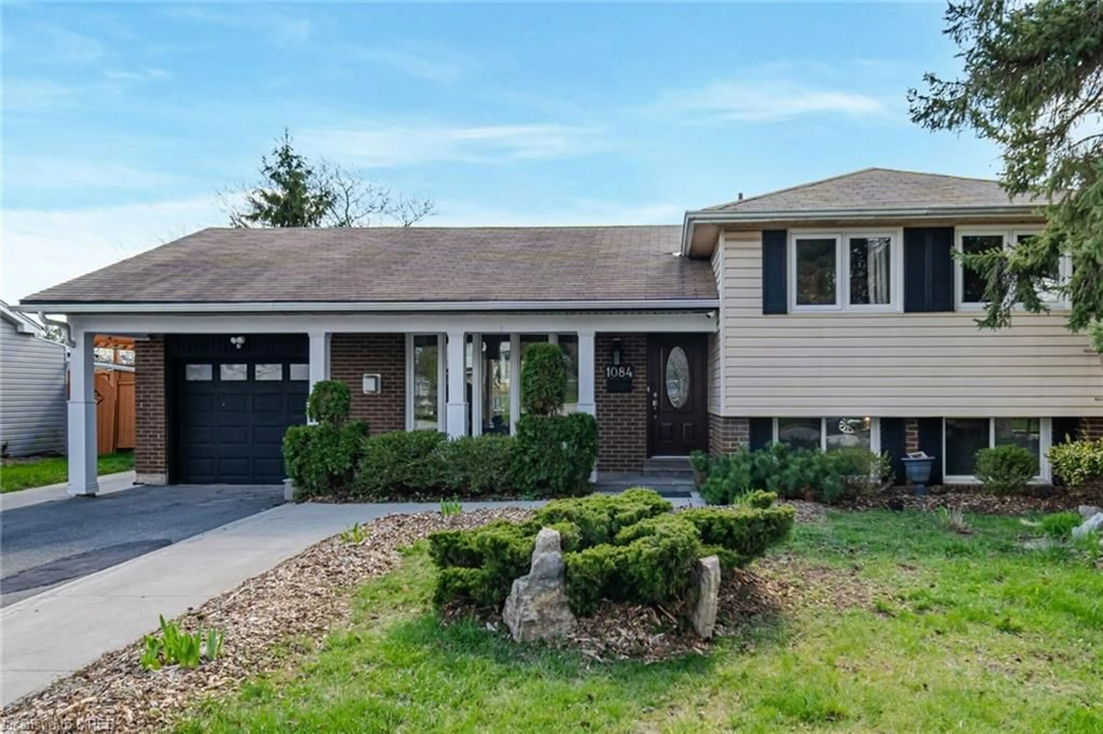 Frontside or backside of a home for 1084 Pearson Dr, Oakville Ontario L6H 2A8