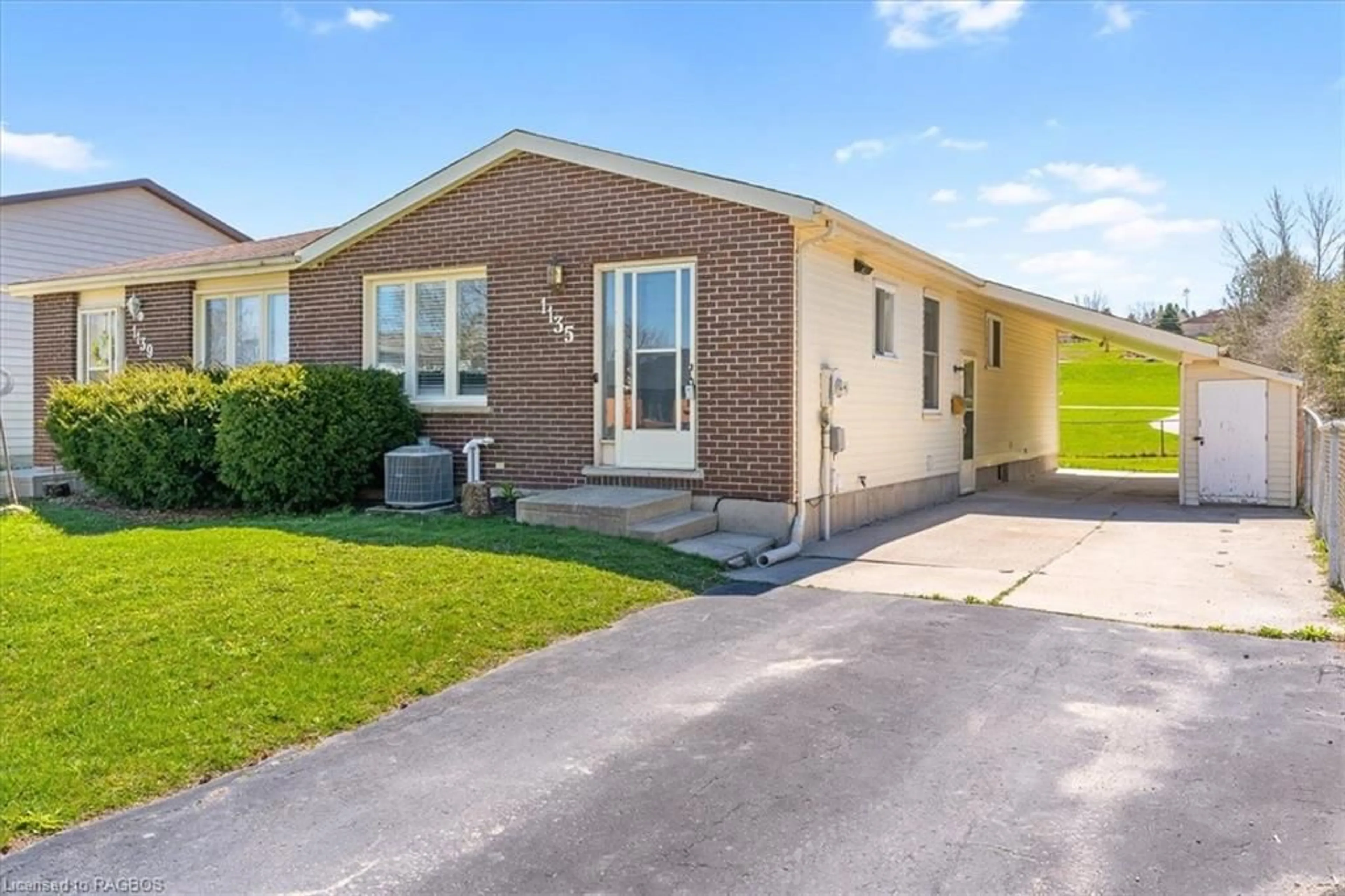 Frontside or backside of a home for 1135 12th St, Owen Sound Ontario N4K 6N2