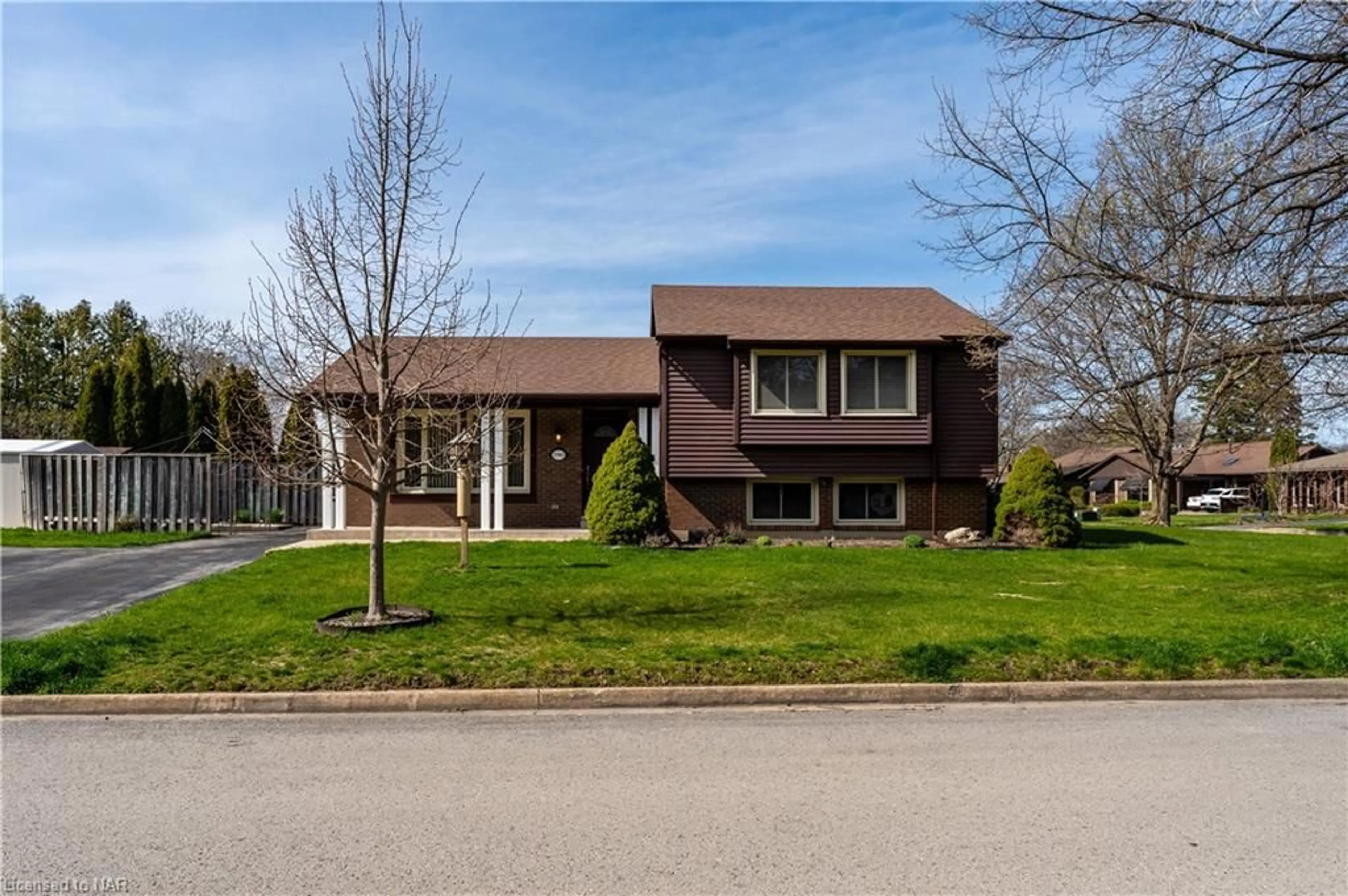 Frontside or backside of a home for 2 The Pinery St, St. Catharines Ontario L2M 6M6