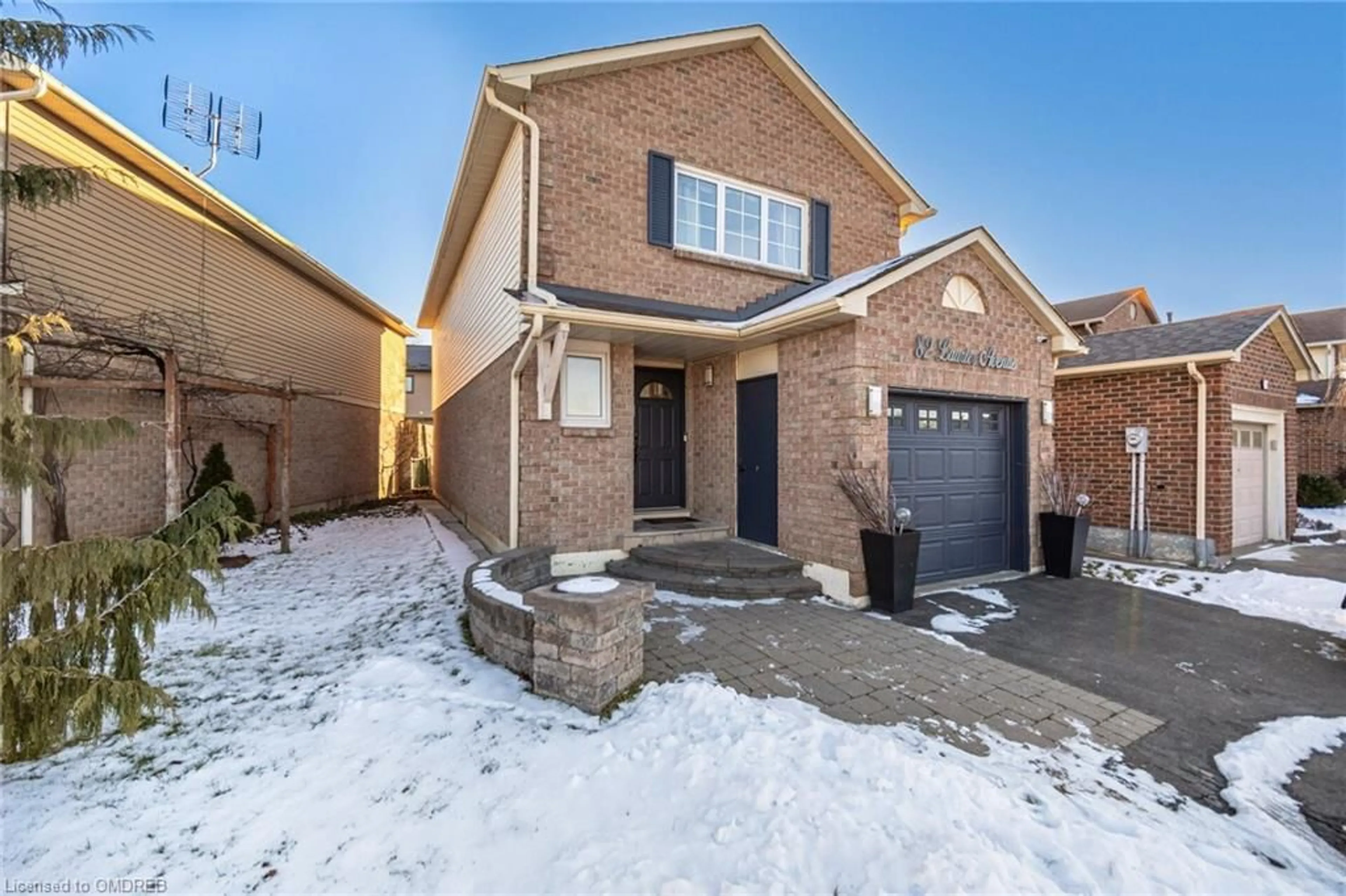 Frontside or backside of a home for 82 Laurier Ave, Milton Ontario L9T 4V4