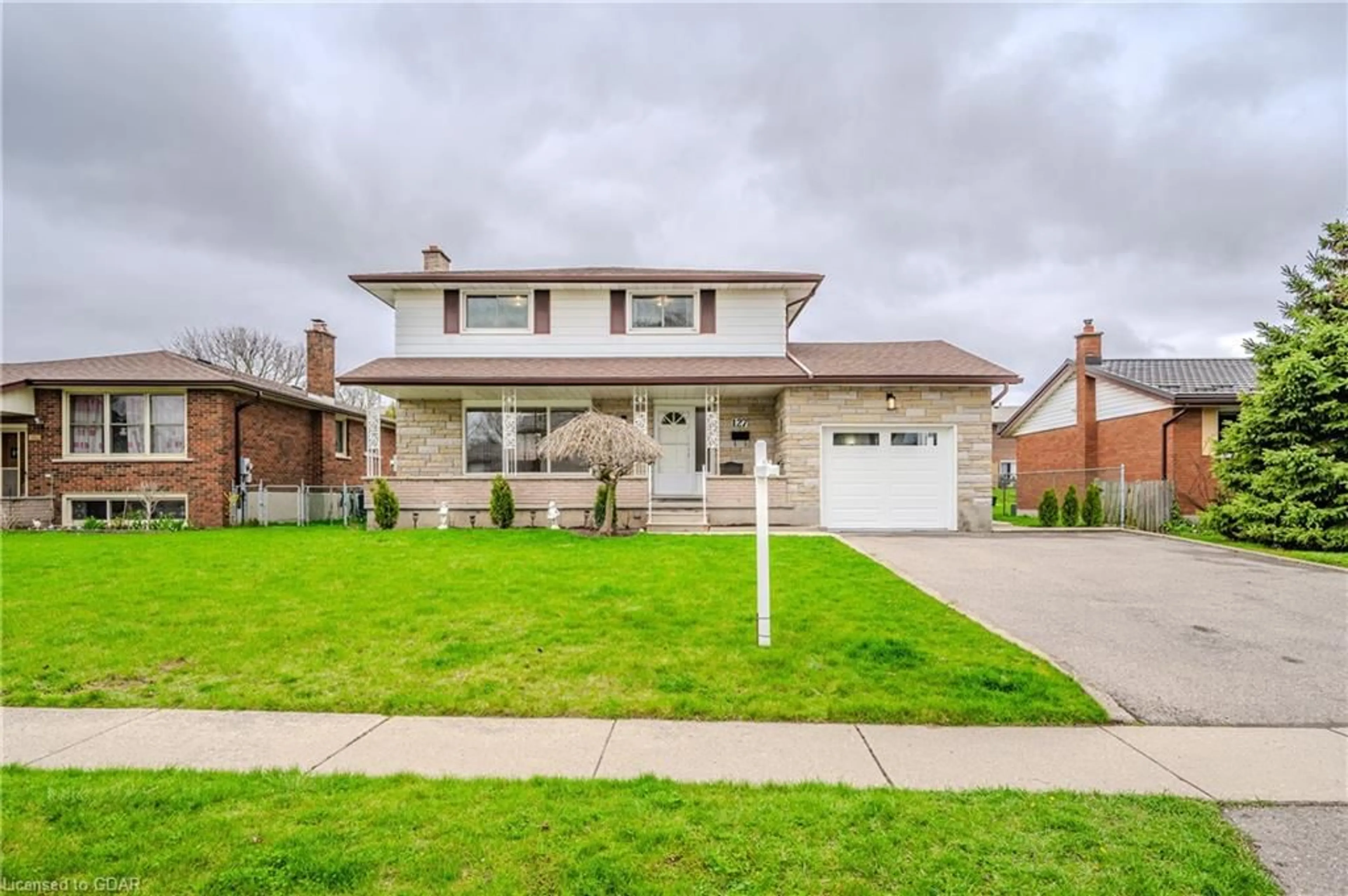 Frontside or backside of a home for 127 Applewood Cres, Guelph Ontario N1H 6B3
