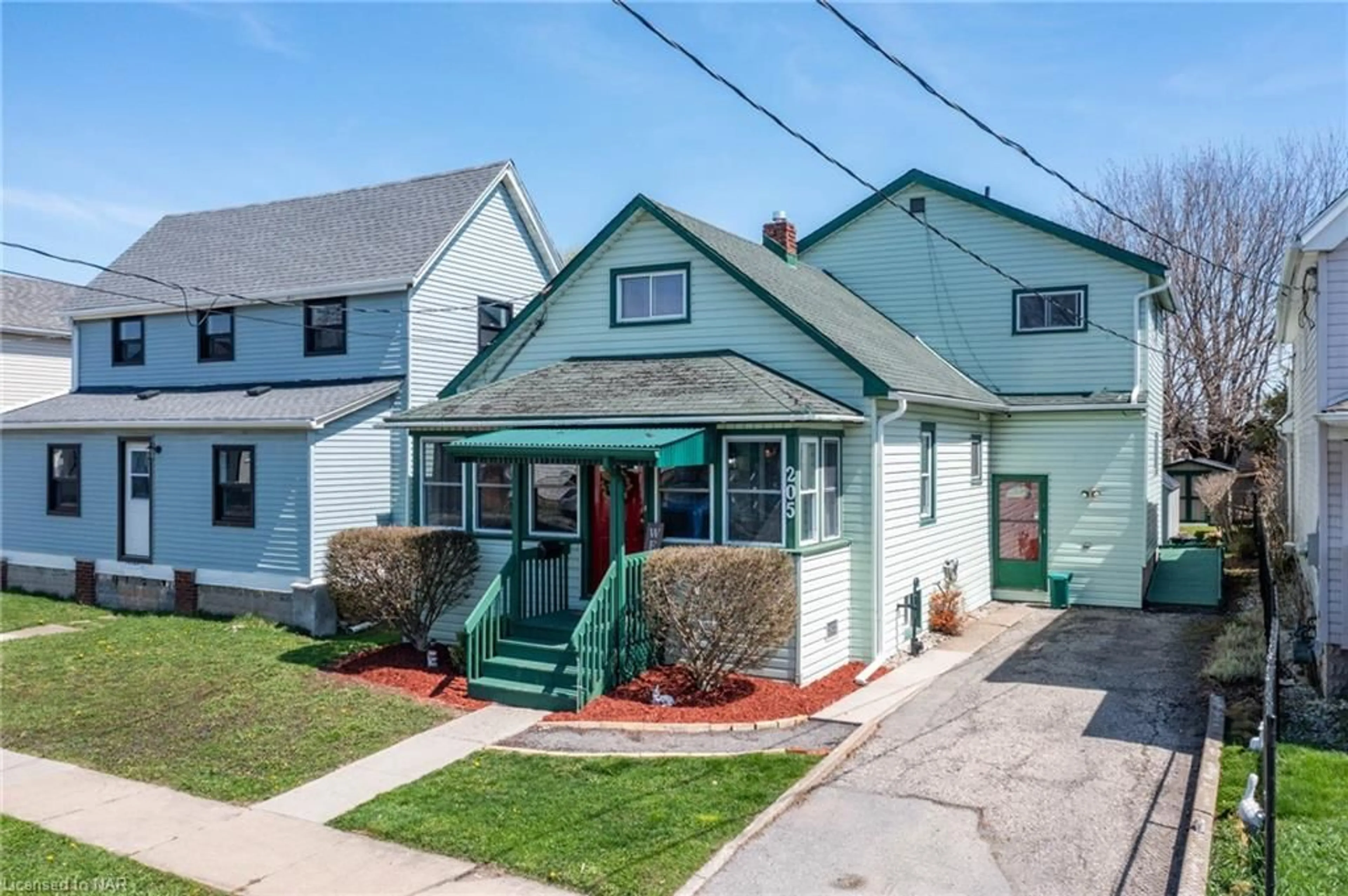 Frontside or backside of a home for 205 Mitchell St, Port Colborne Ontario L3K 1Y4