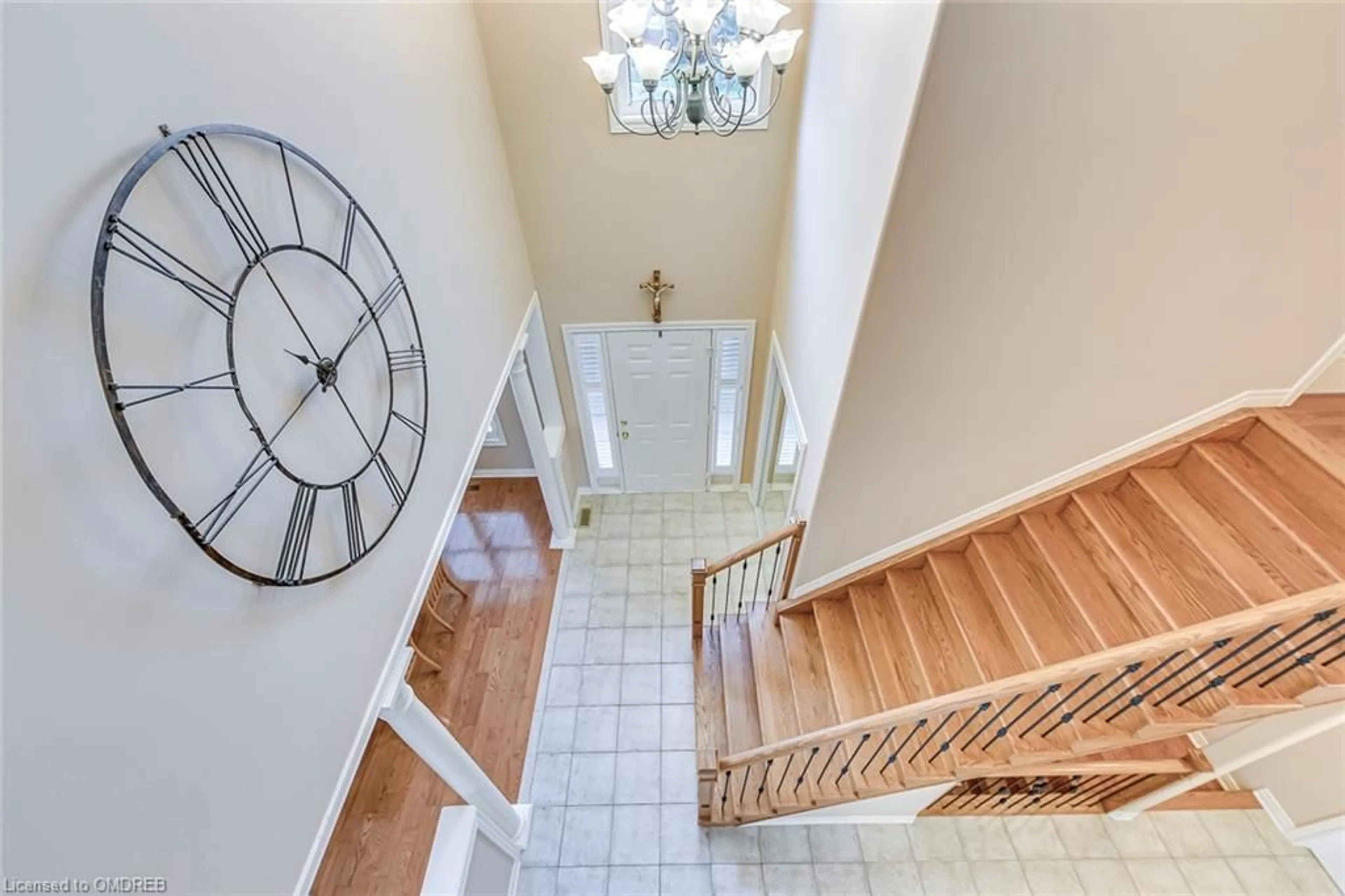 Indoor foyer for 20 Justin Cres, St. Catharines Ontario L2S 4B2