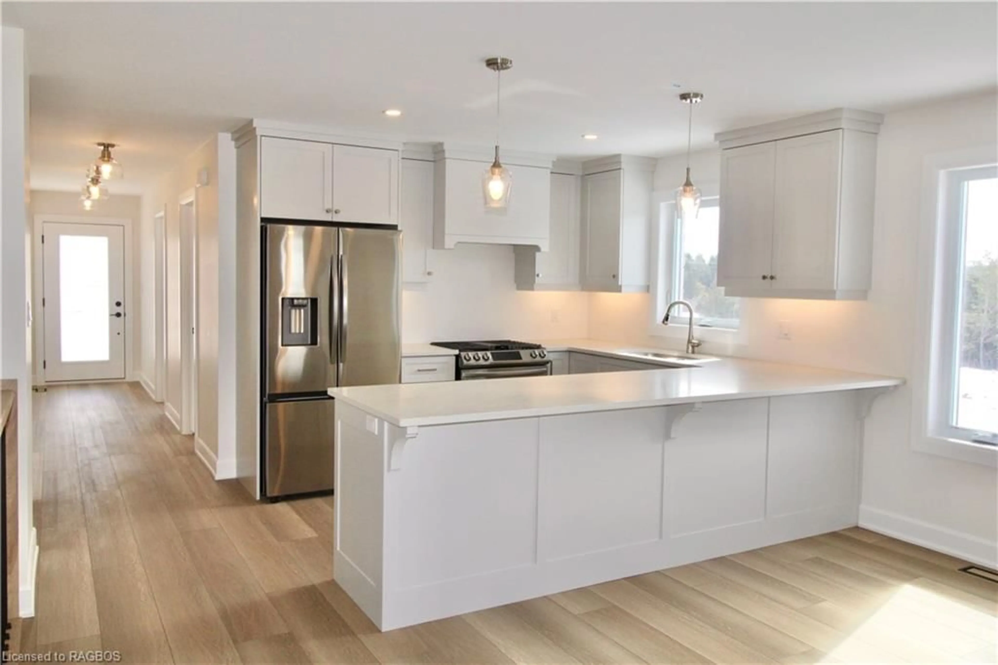 Contemporary kitchen for 815 18th St, Hanover Ontario N4N 3B8