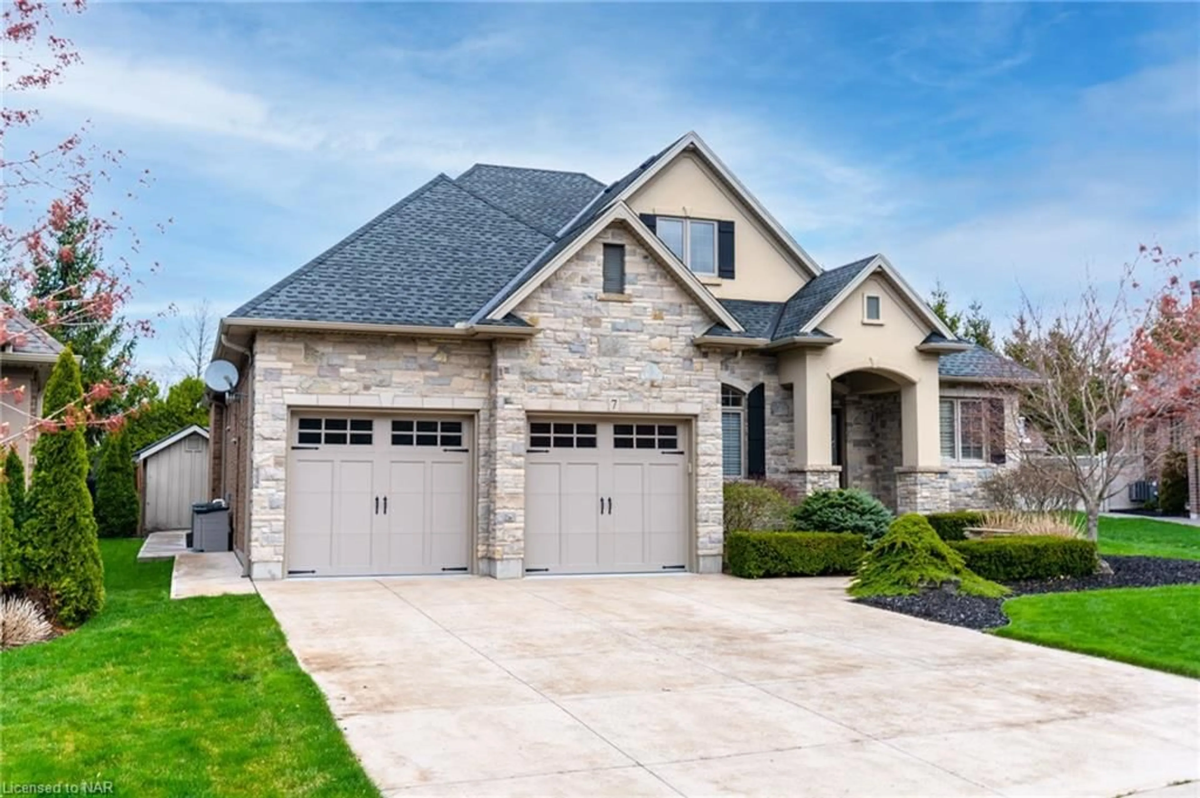 Home with brick exterior material for 7 Brondi's Lane, Fonthill Ontario L0S 1E5