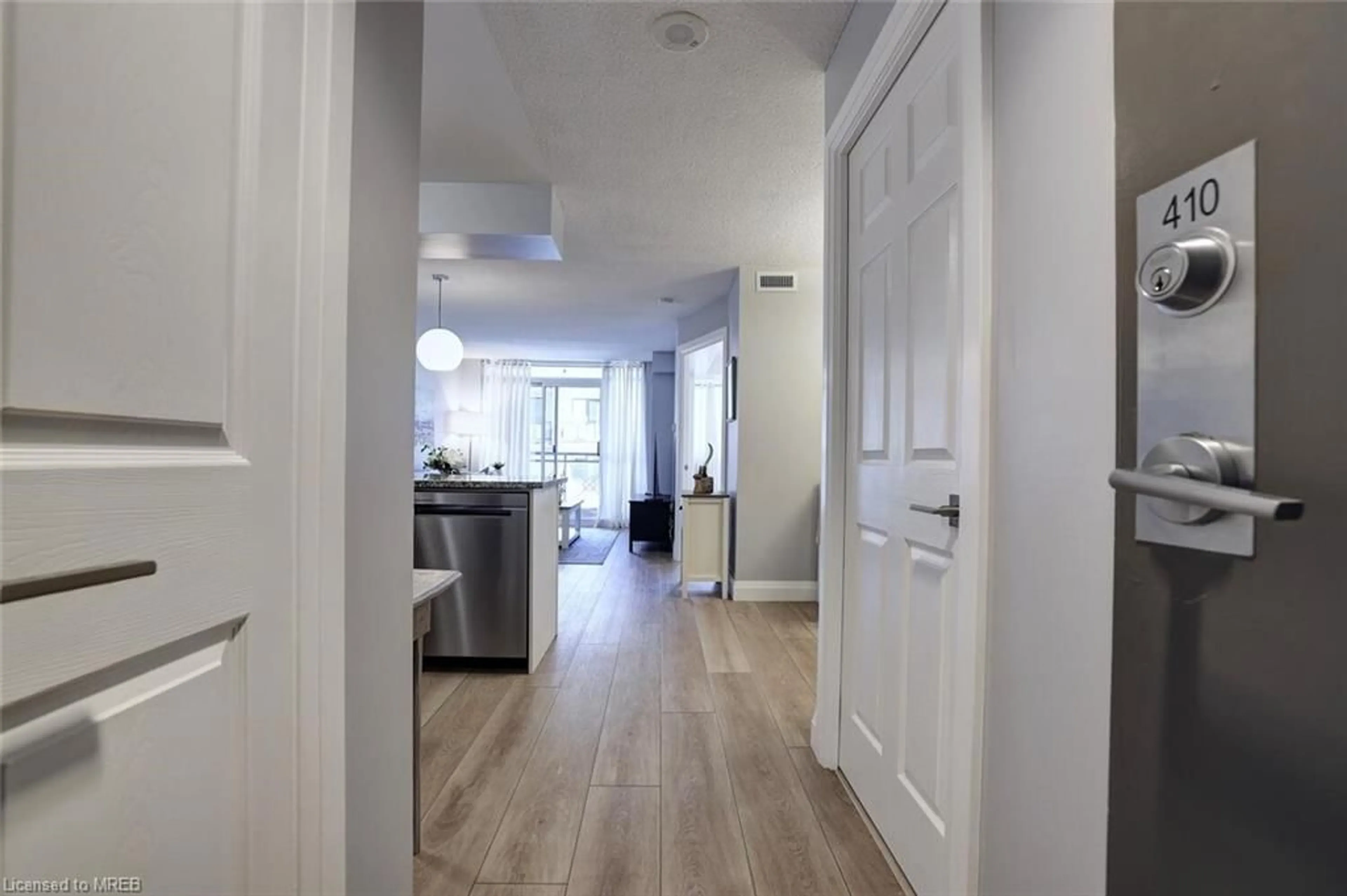 Indoor entryway for 2391 Central Park Dr #410, Oakville Ontario L6H 0E4