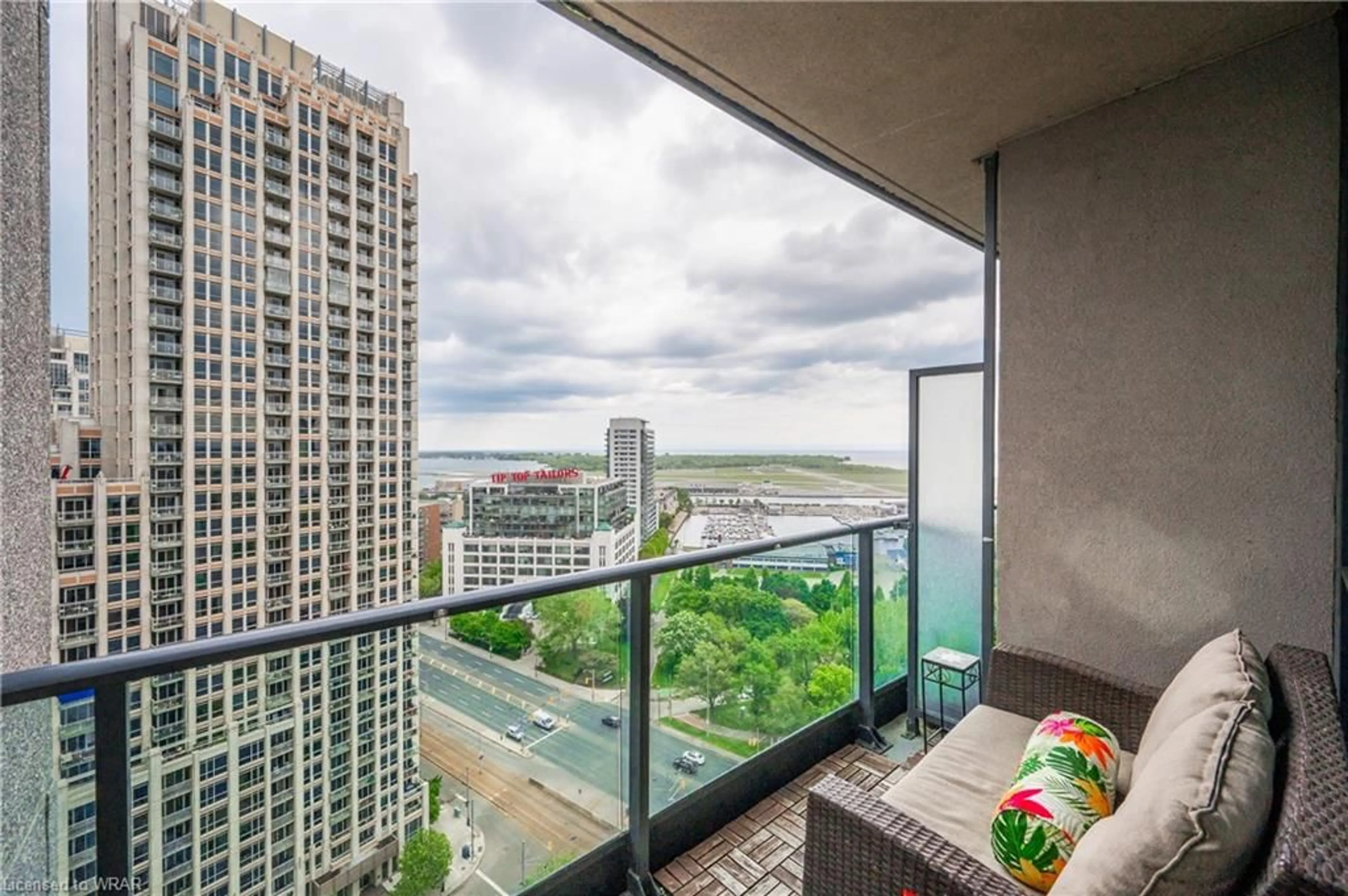 Balcony in the apartment for 215 Fort York Blvd #2201, Toronto Ontario M5V 4A2