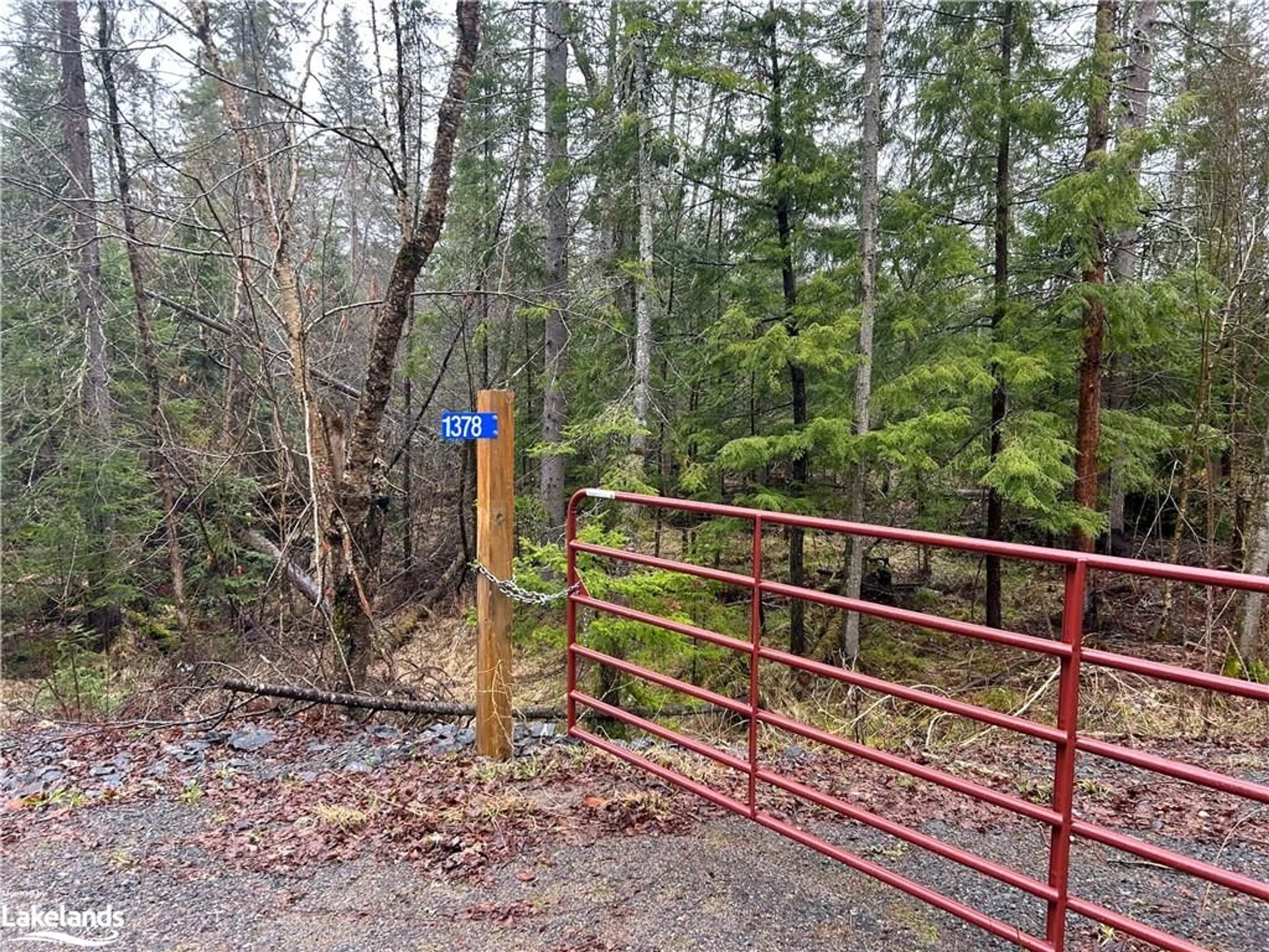 Fenced yard for 1378 North Mary Lake Rd, Huntsville Ontario P1H 2J3