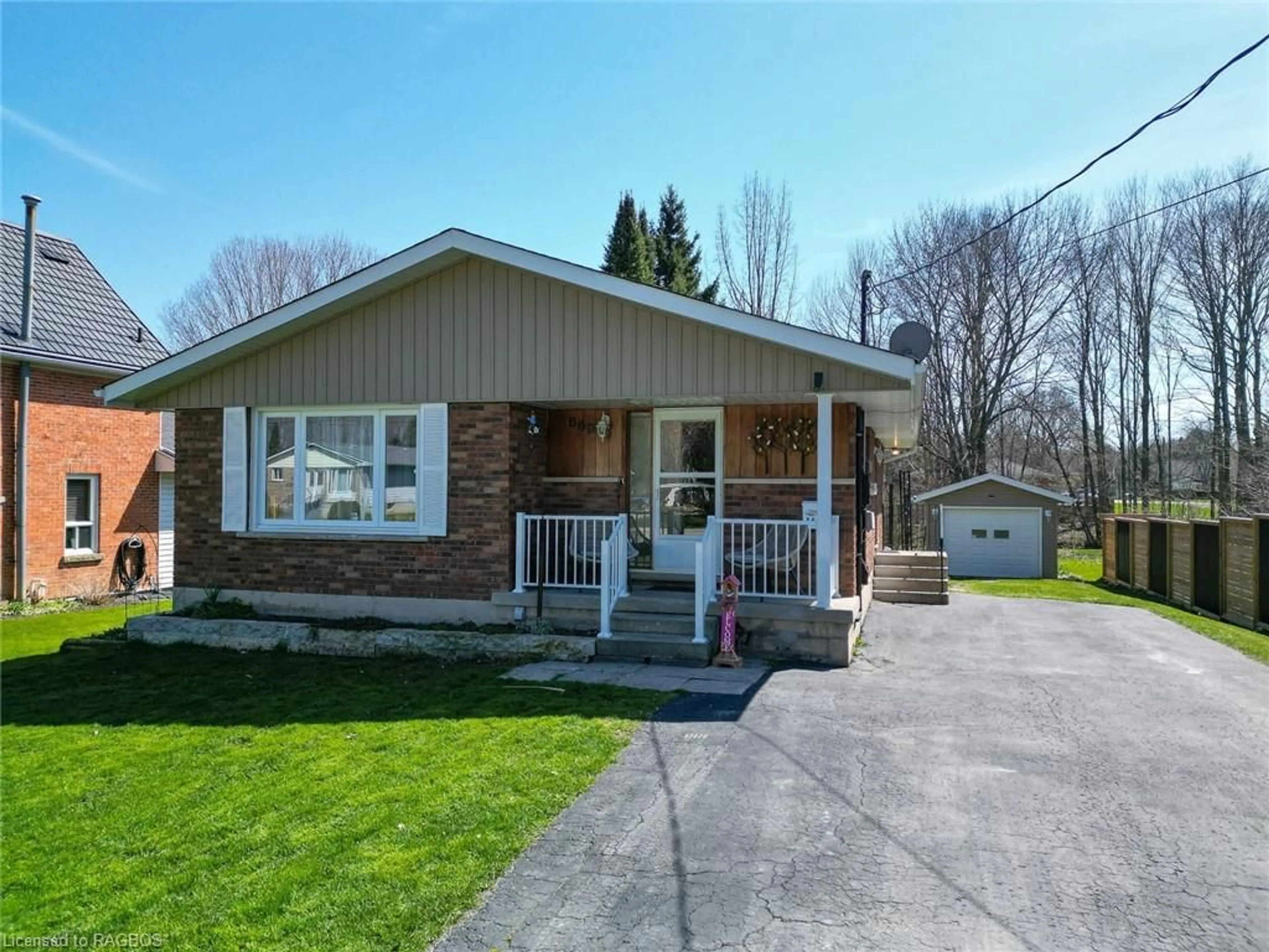 Frontside or backside of a home for 669 24th St, Owen Sound Ontario N4K 4H9