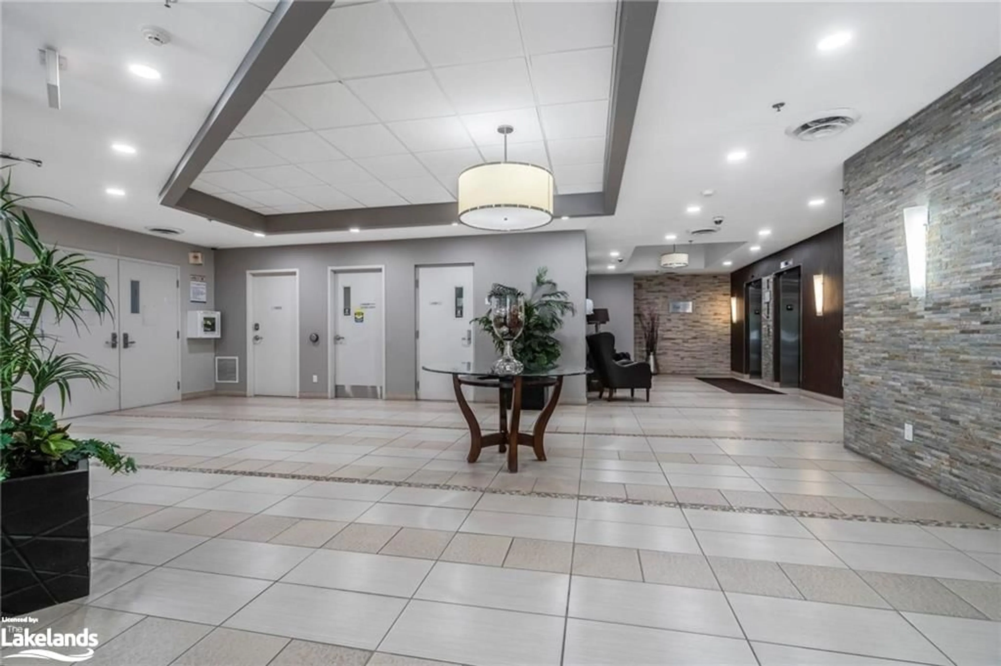 Indoor lobby for 699 Aberdeen Blvd #1008, Midland Ontario L4R 5P2