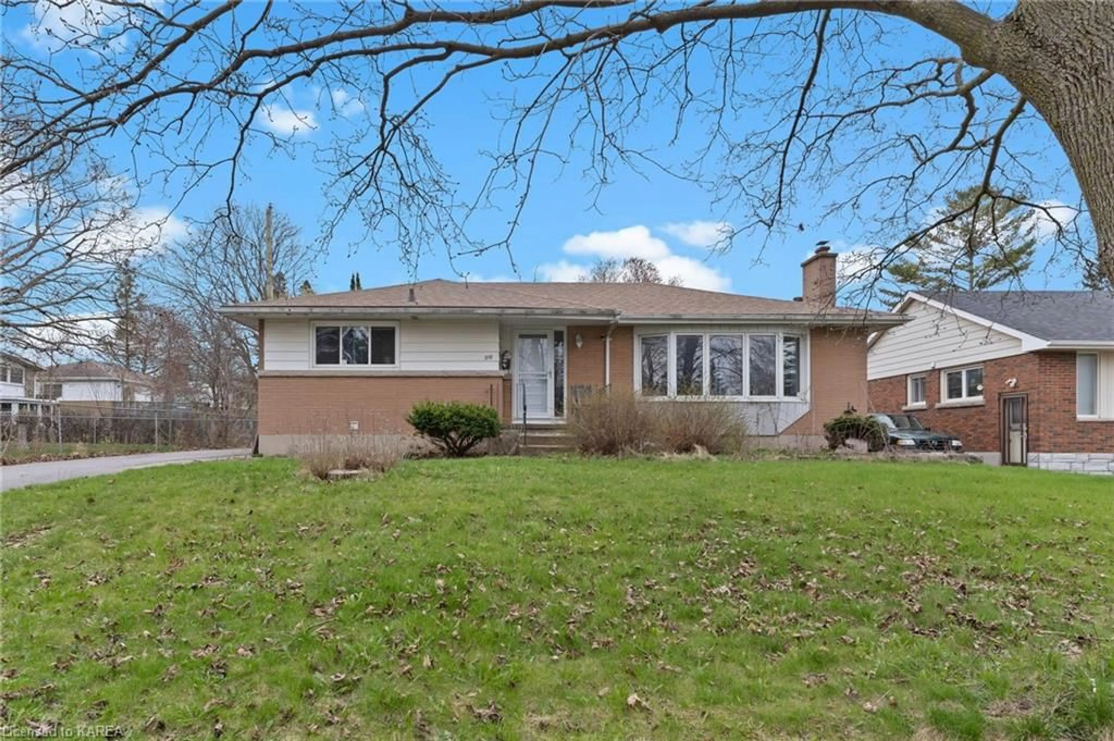 Frontside or backside of a home for 310 Arrowhead Pl, Kingston Ontario K7M 3L3