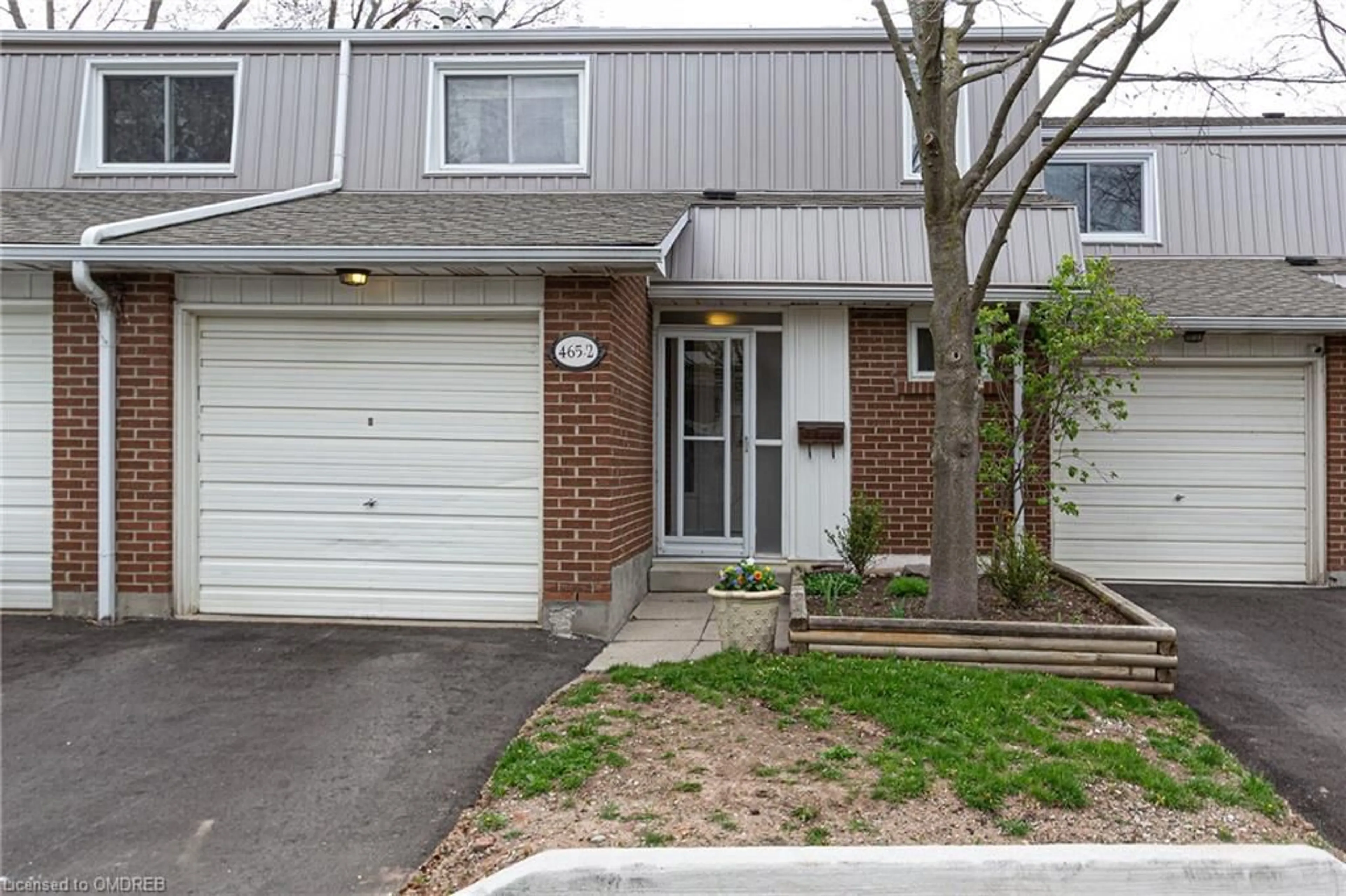 A pic from exterior of the house or condo for 465 Woodview Rd #2, Burlington Ontario L7N 2Z9