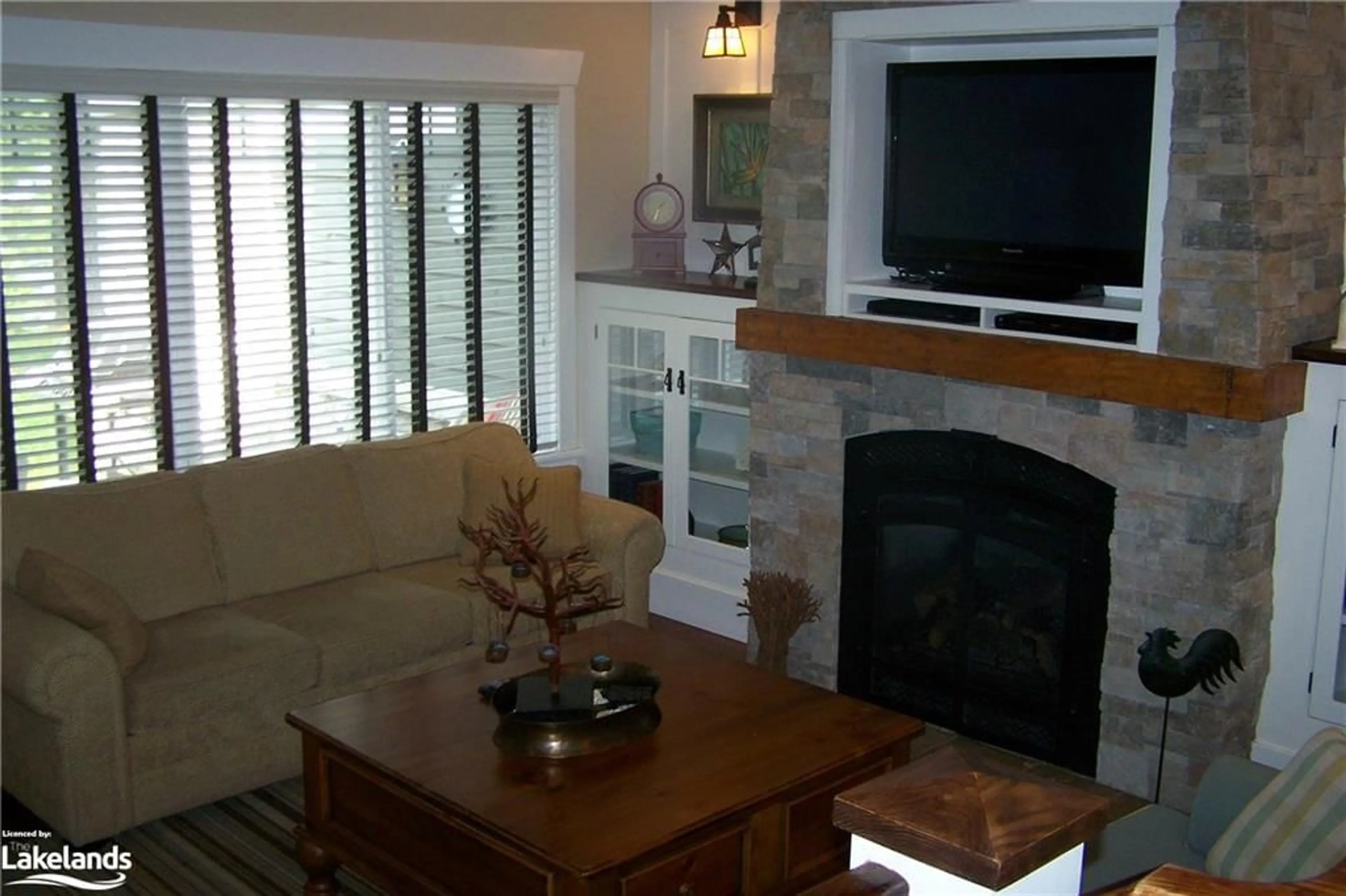 Living room, wood floors for 1020 Birch Glen V7. W10 Rd, Baysville Ontario P0B 1A0