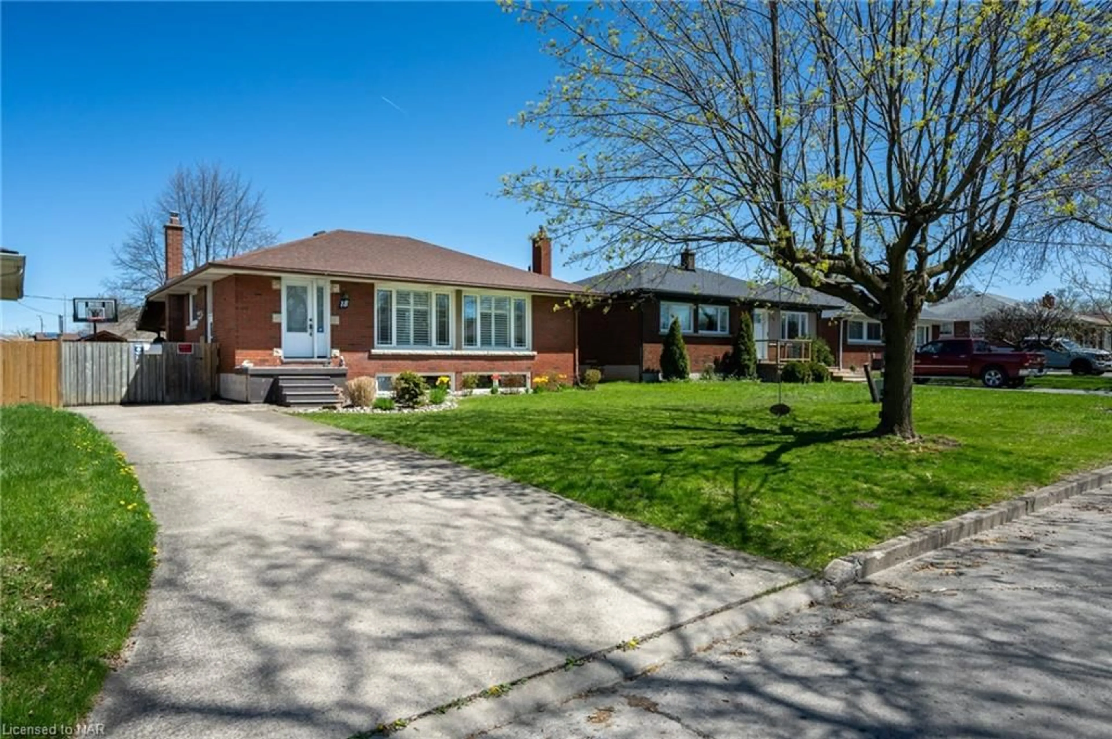Home with brick exterior material for 18 Milton Rd, St. Catharines Ontario L2P 3E8