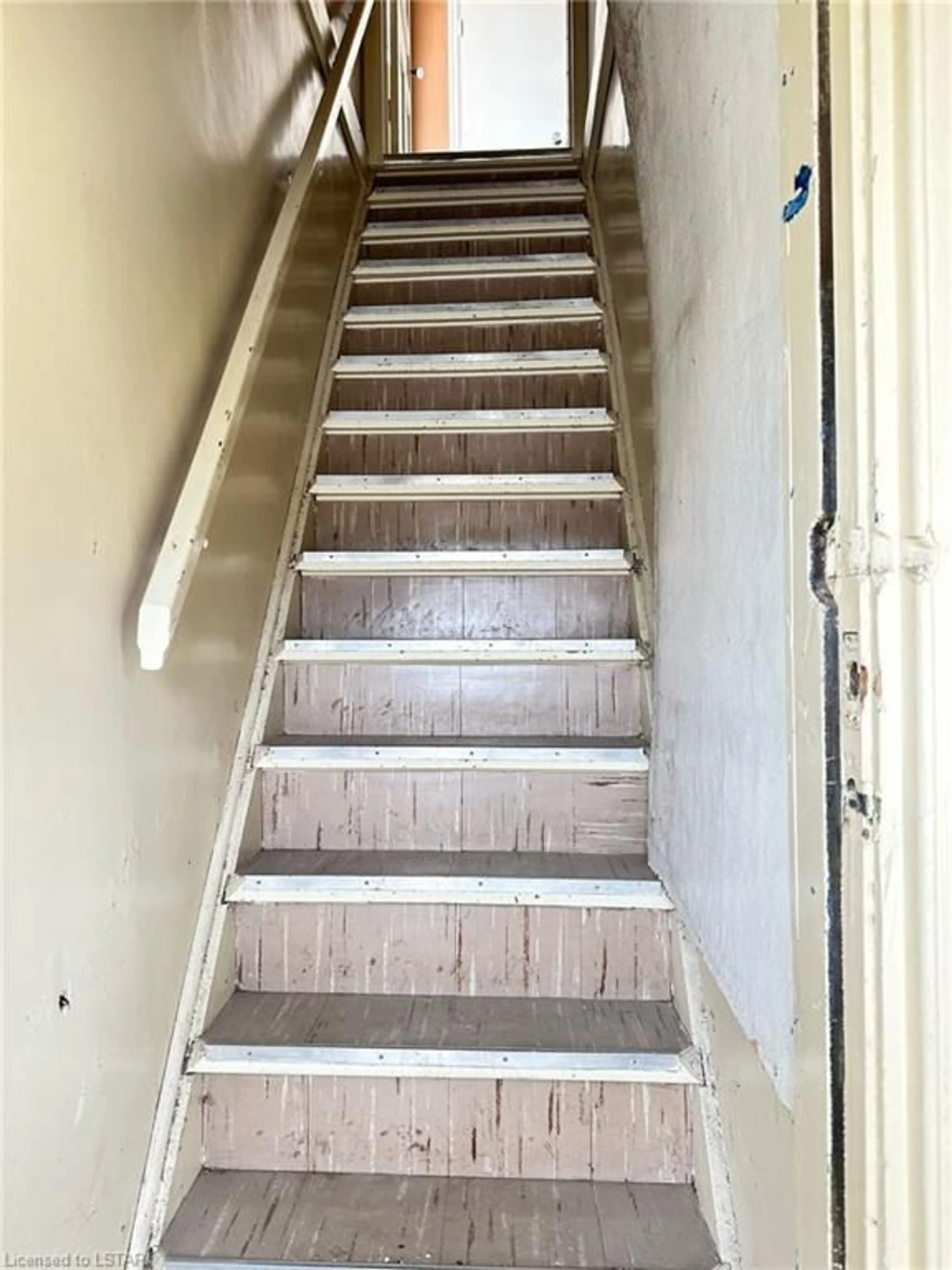 Stairs for 801 Hamilton Rd, London Ontario N5Z 1V2