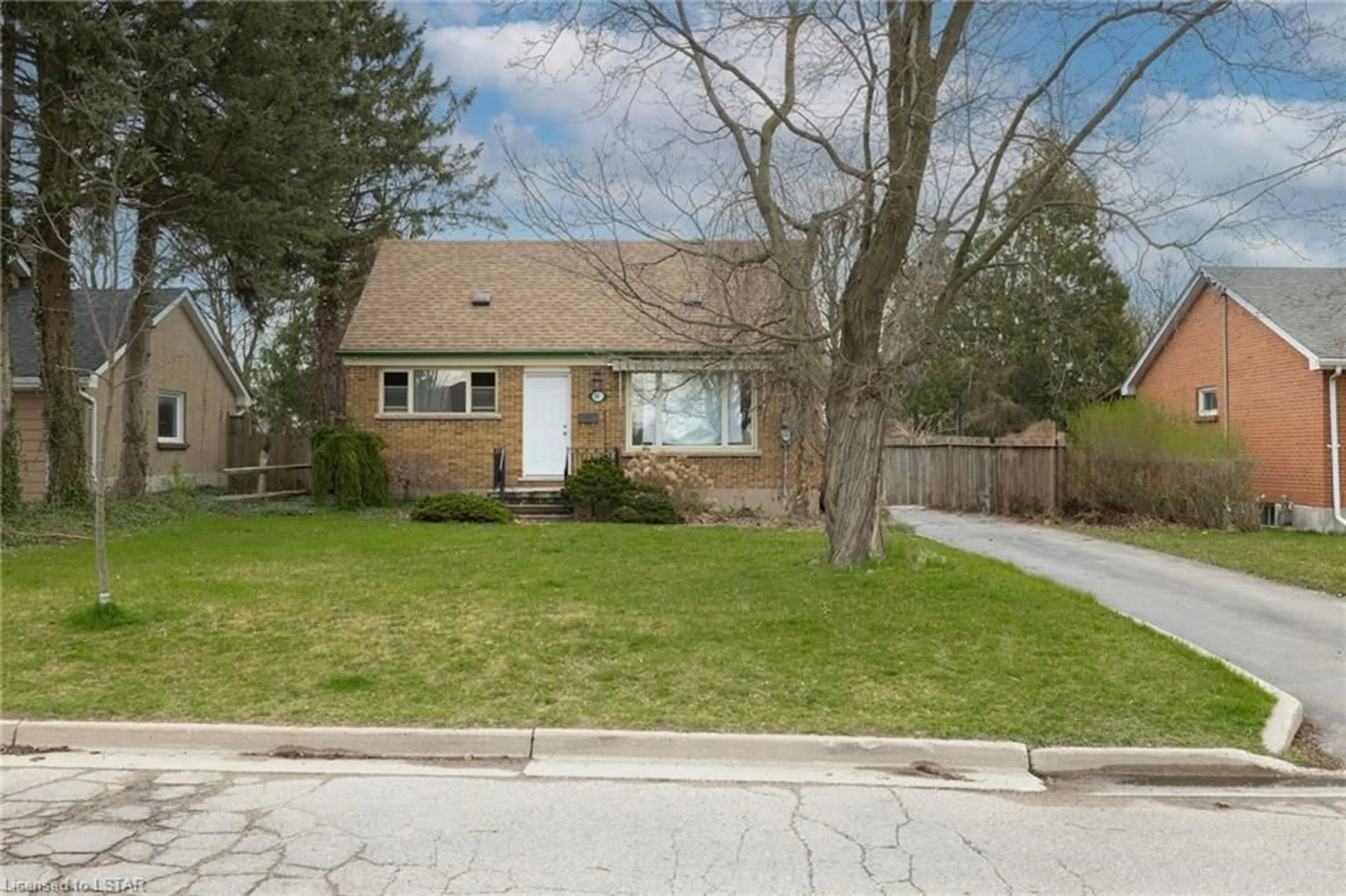 Frontside or backside of a home for 350 Mcnay St, London Ontario N5Y 1M1