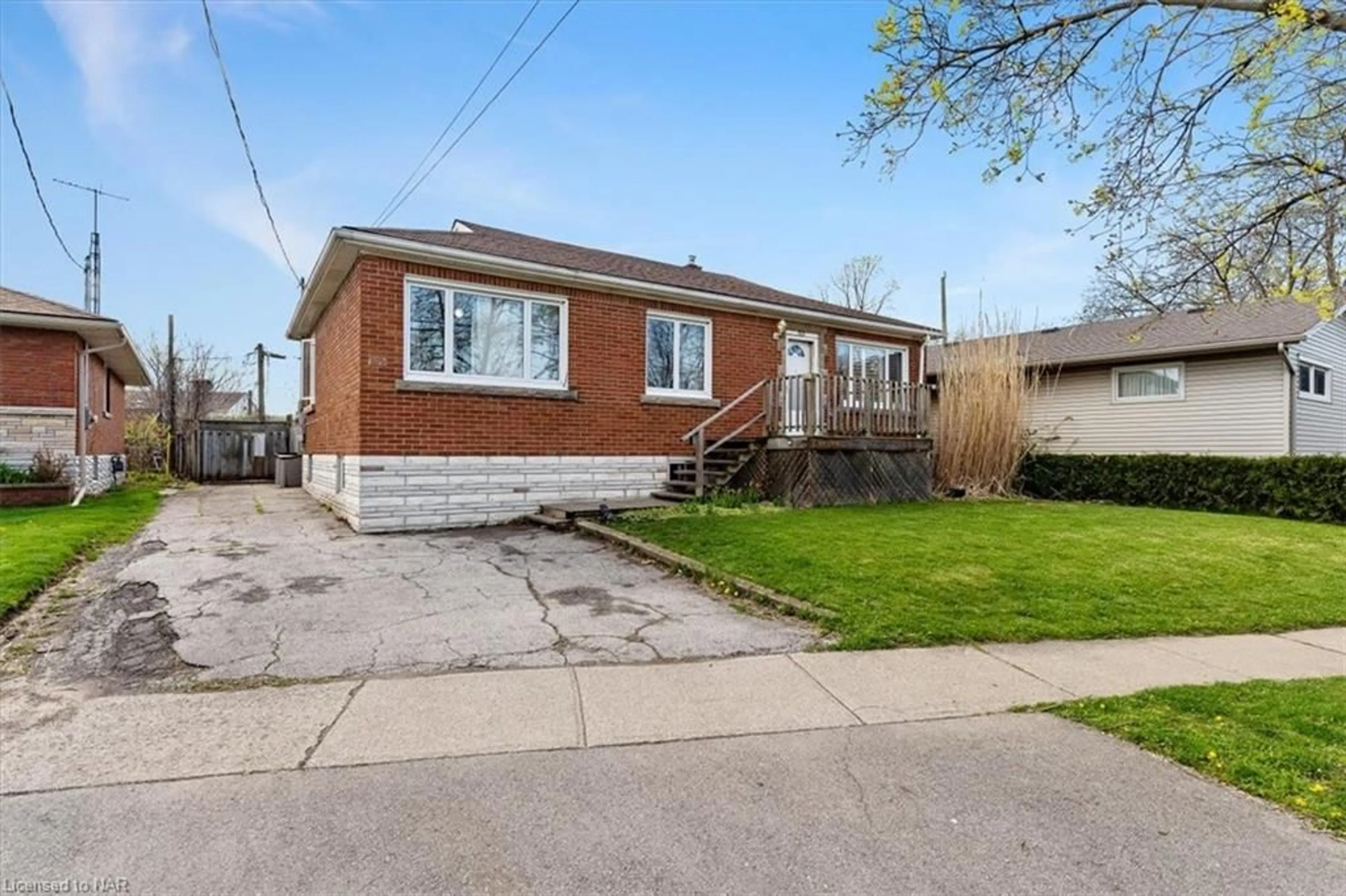 Frontside or backside of a home for 303 Grantham Ave, St. Catharines Ontario L2M 5A3