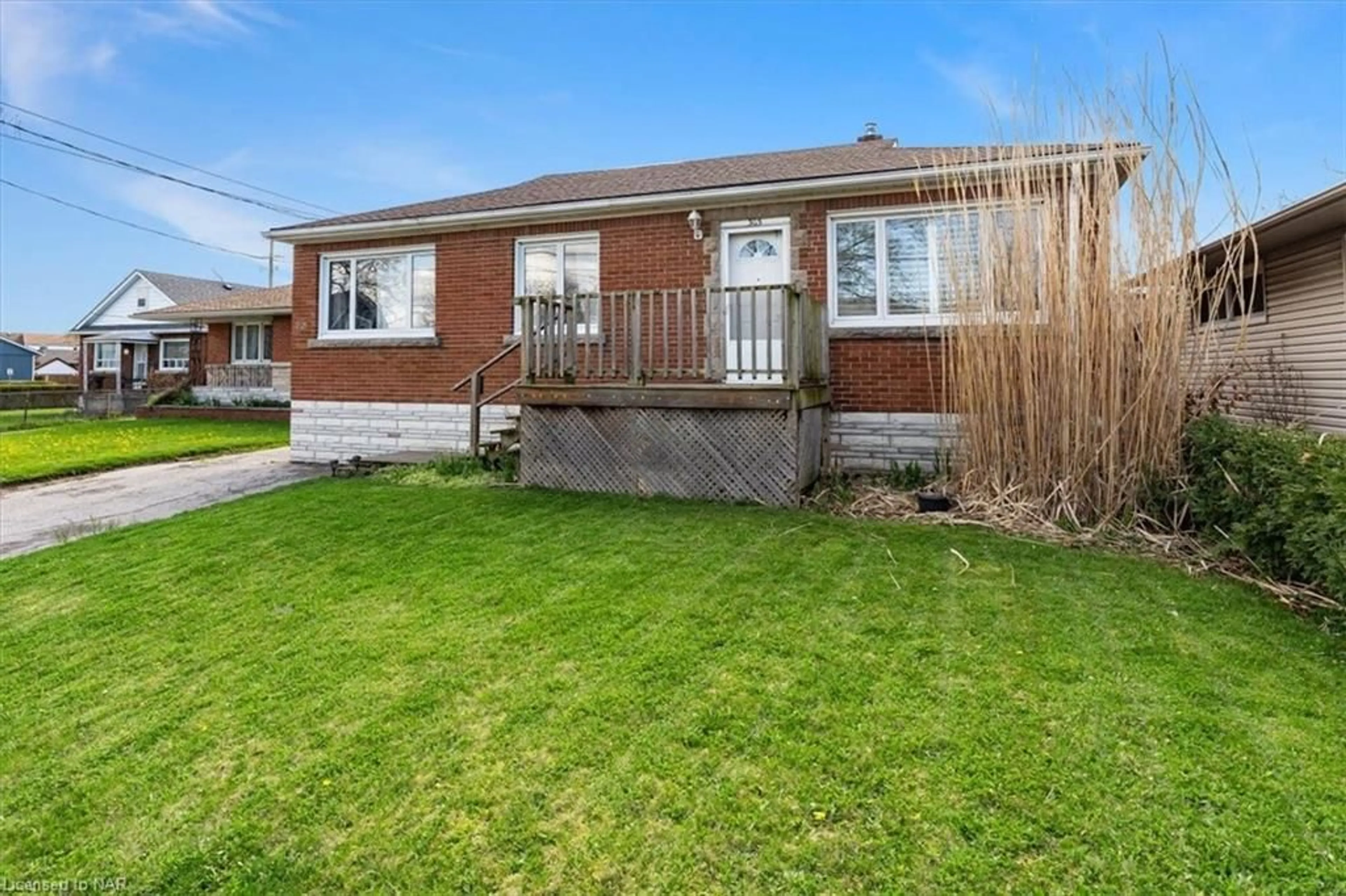 Frontside or backside of a home for 303 Grantham Ave, St. Catharines Ontario L2M 5A3