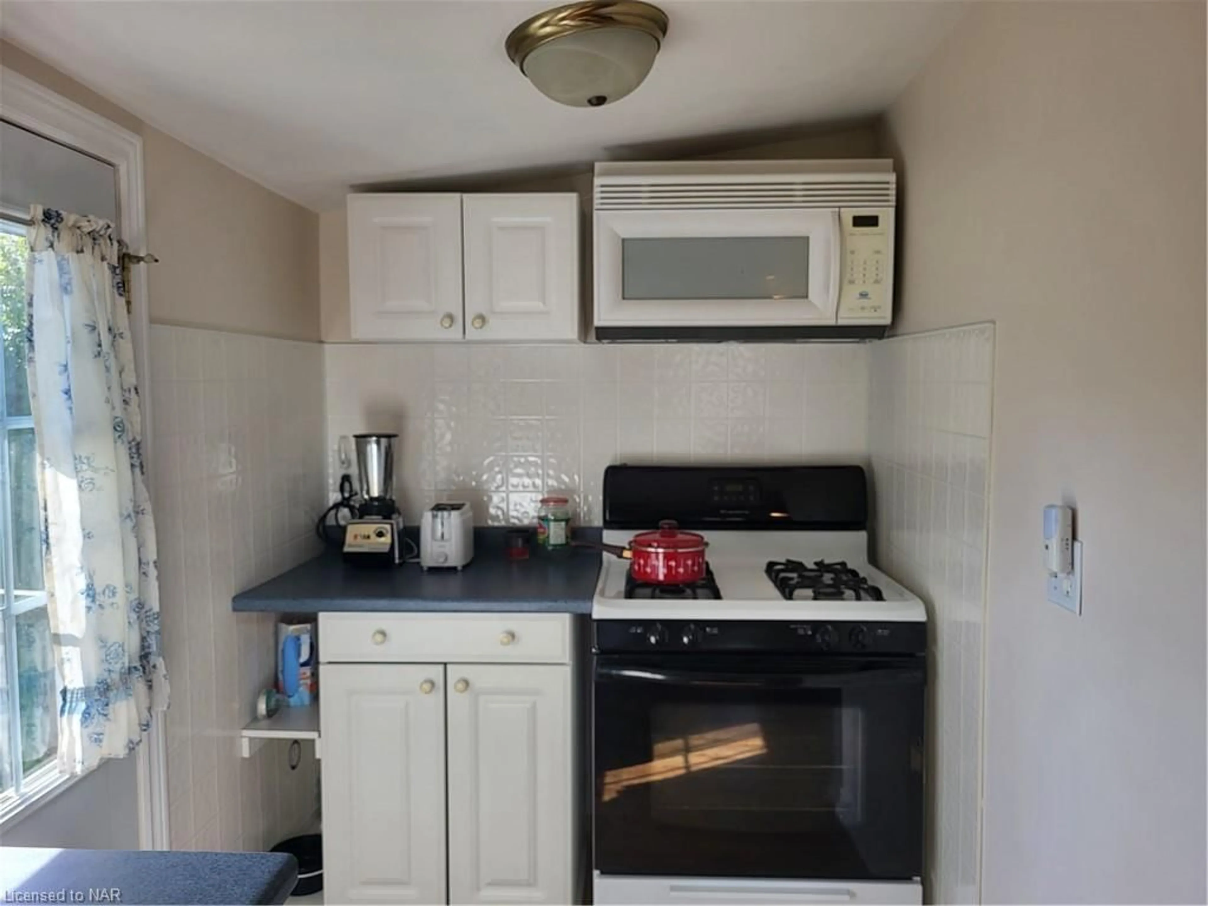 Standard kitchen for 380 Washington Rd, Fort Erie Ontario L2A 4K4