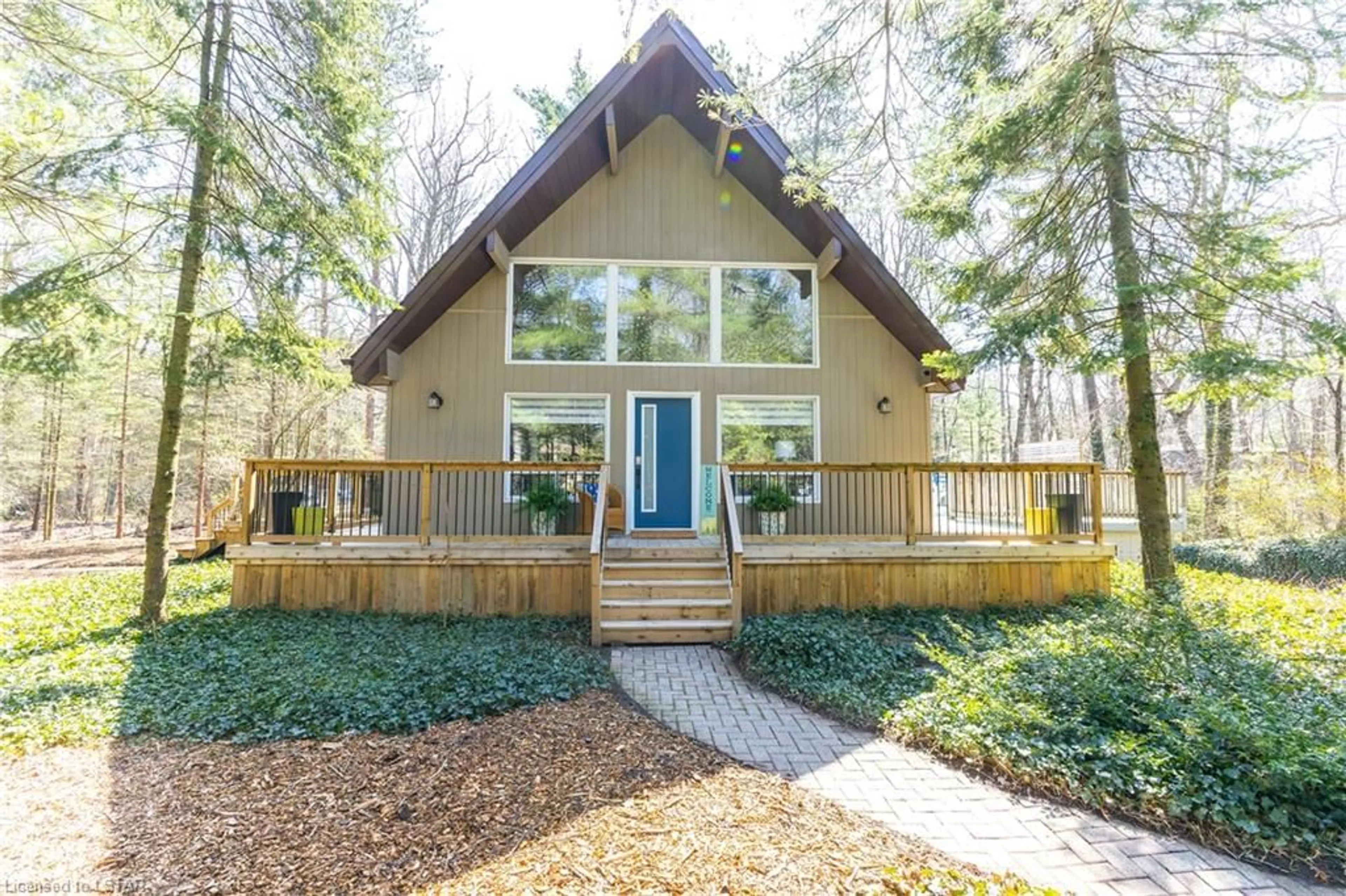 Cottage for 10291 Pines Pky, Grand Bend Ontario N0M 1T0