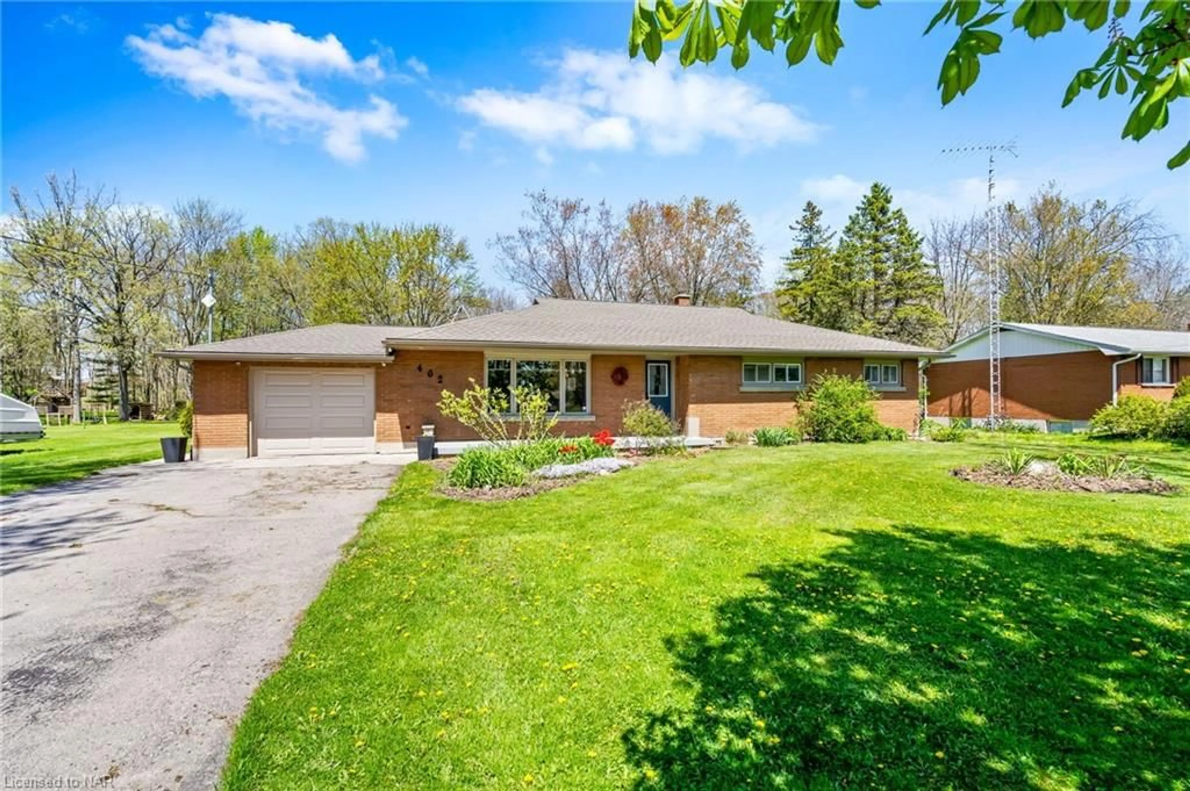 Frontside or backside of a home for 462 Lyons Creek Rd, Welland Ontario L3B 5N4