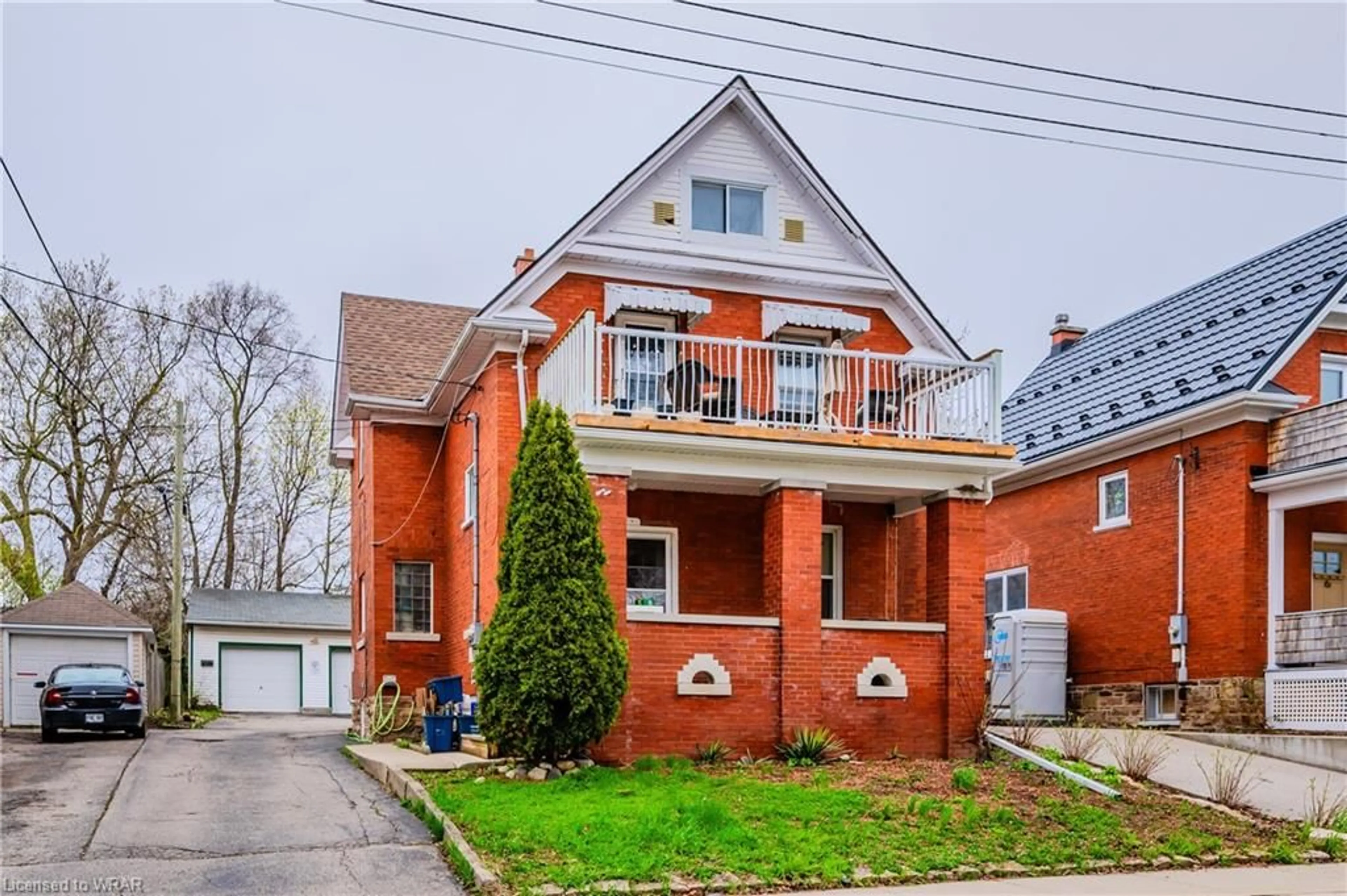 Home with brick exterior material for 284 Duke St, Kitchener Ontario N2H 1B5