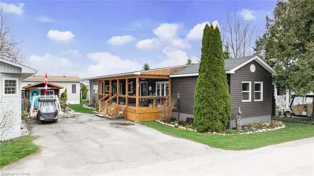 2B Algonquin Lane, Meneset