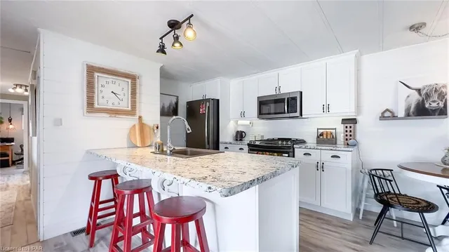 2B Algonquin Lane, Meneset 4