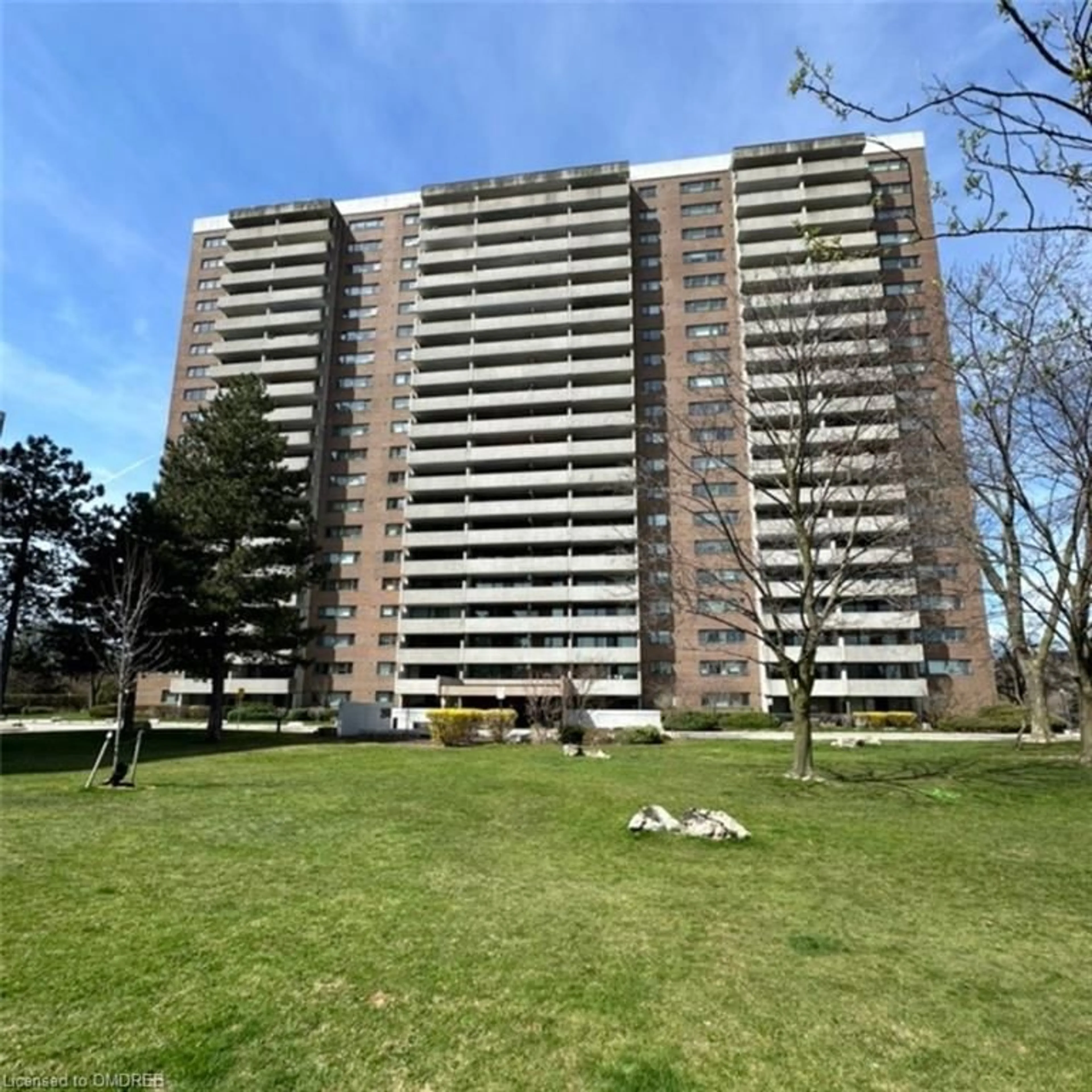 A pic from exterior of the house or condo for 260 Scarlett Rd #1612, York Ontario M6N 4X6