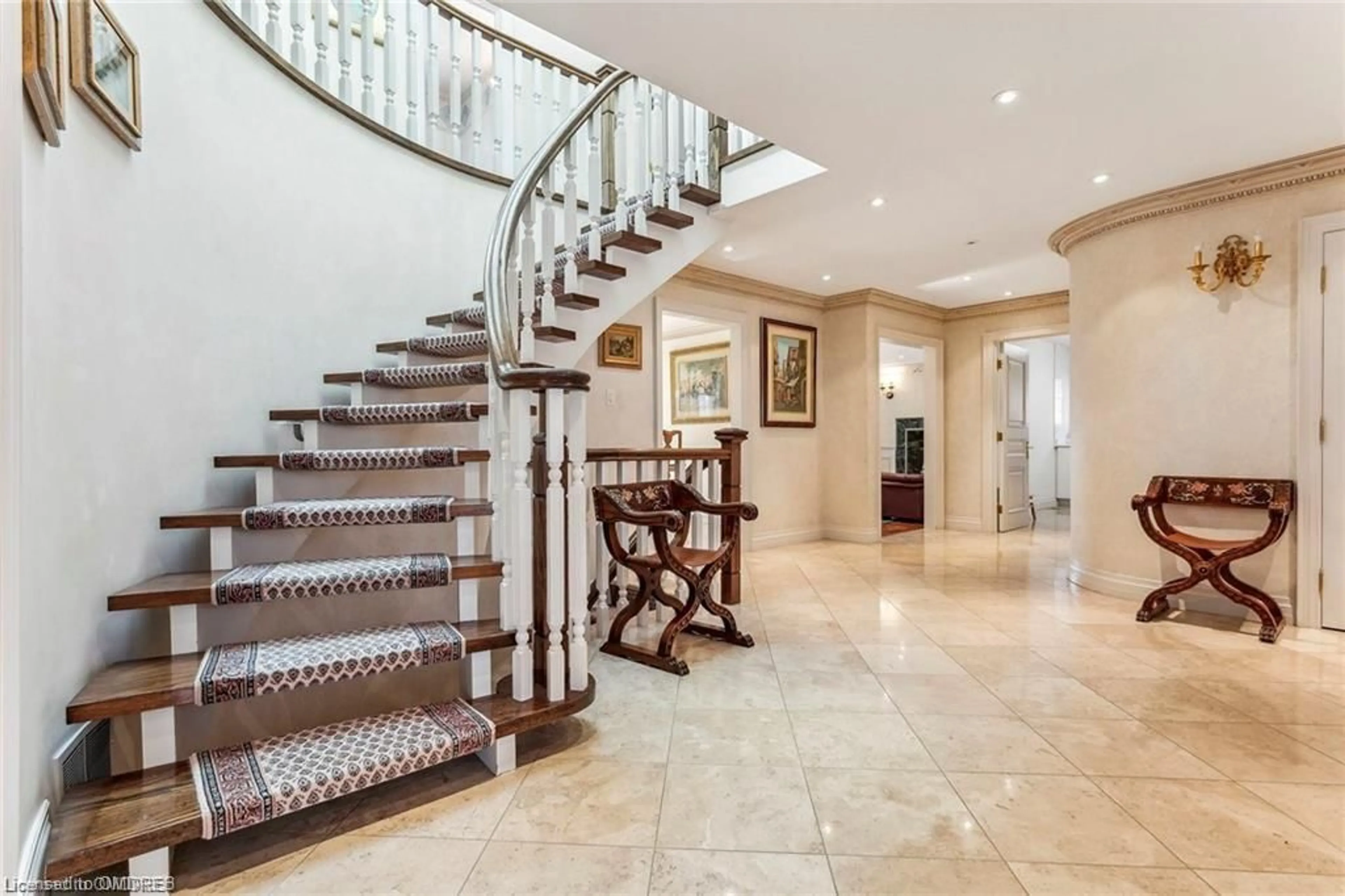 Indoor foyer for 1832 Mallwood Crt, Mississauga Ontario L5J 4A9