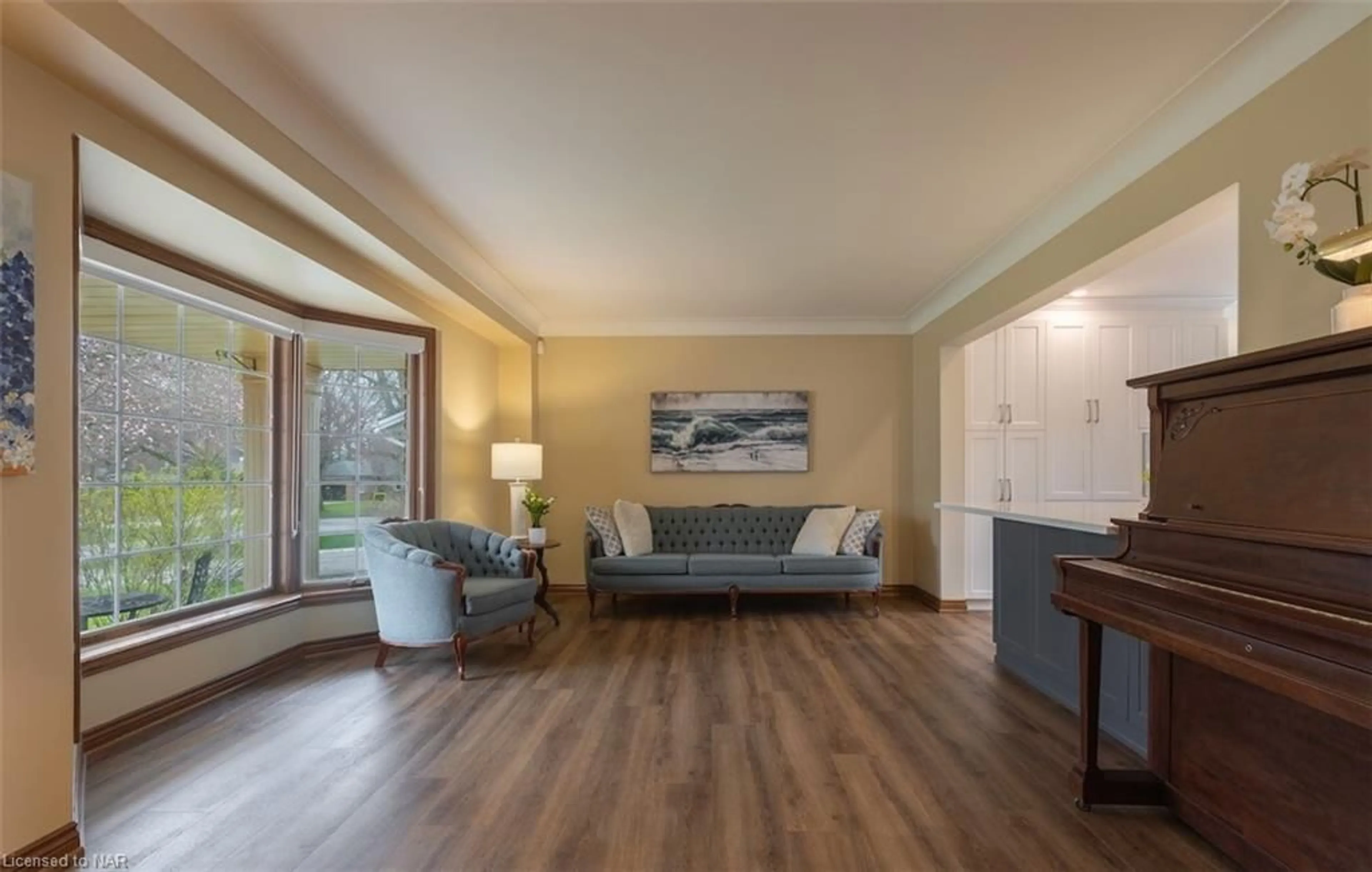 Indoor lobby for 22 Deerpark Cres, Fonthill Ontario L0S 1E1