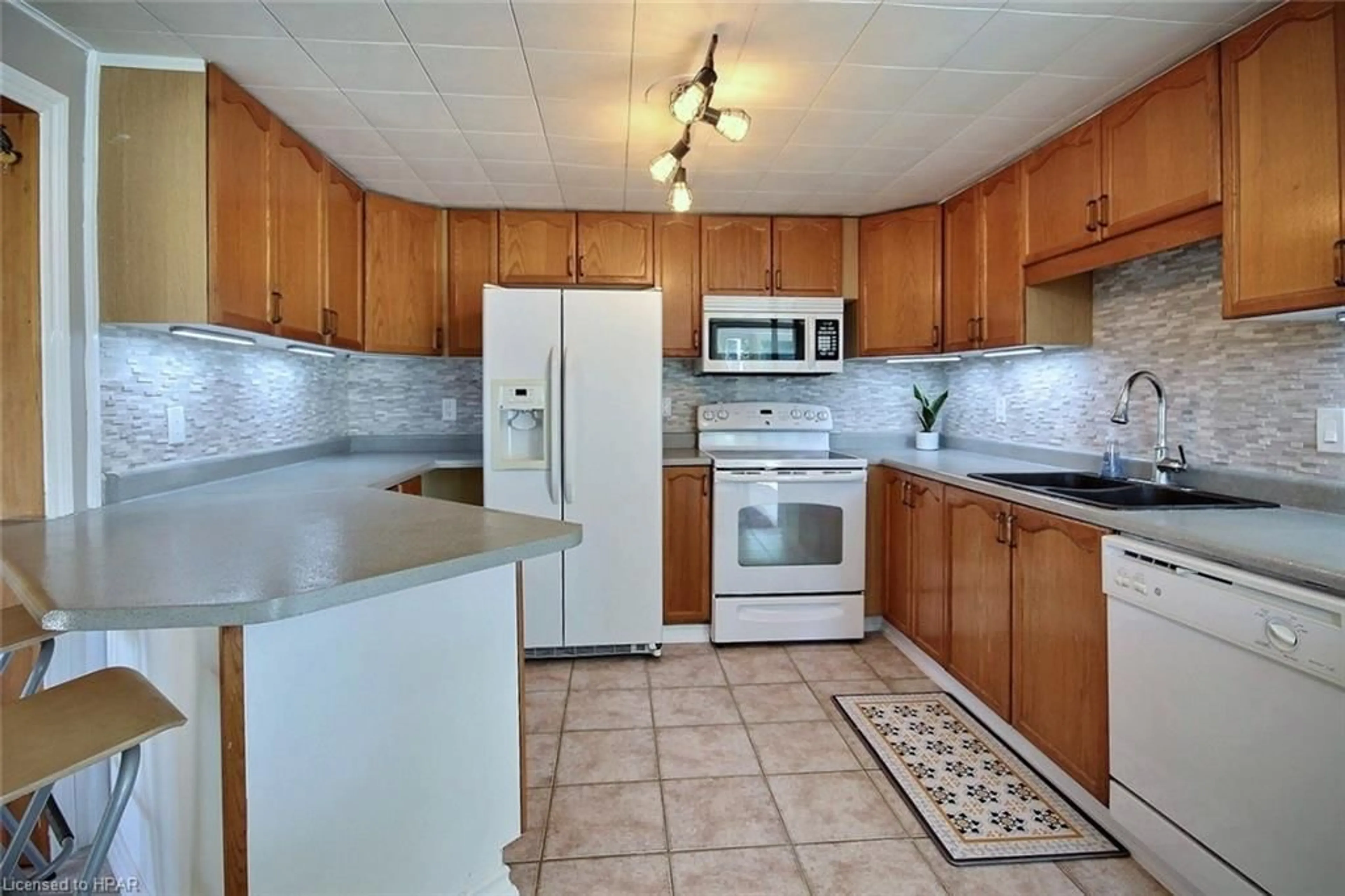 Standard kitchen for 123 Coldstream Rd, Kawartha Lakes Ontario K0M 1N0