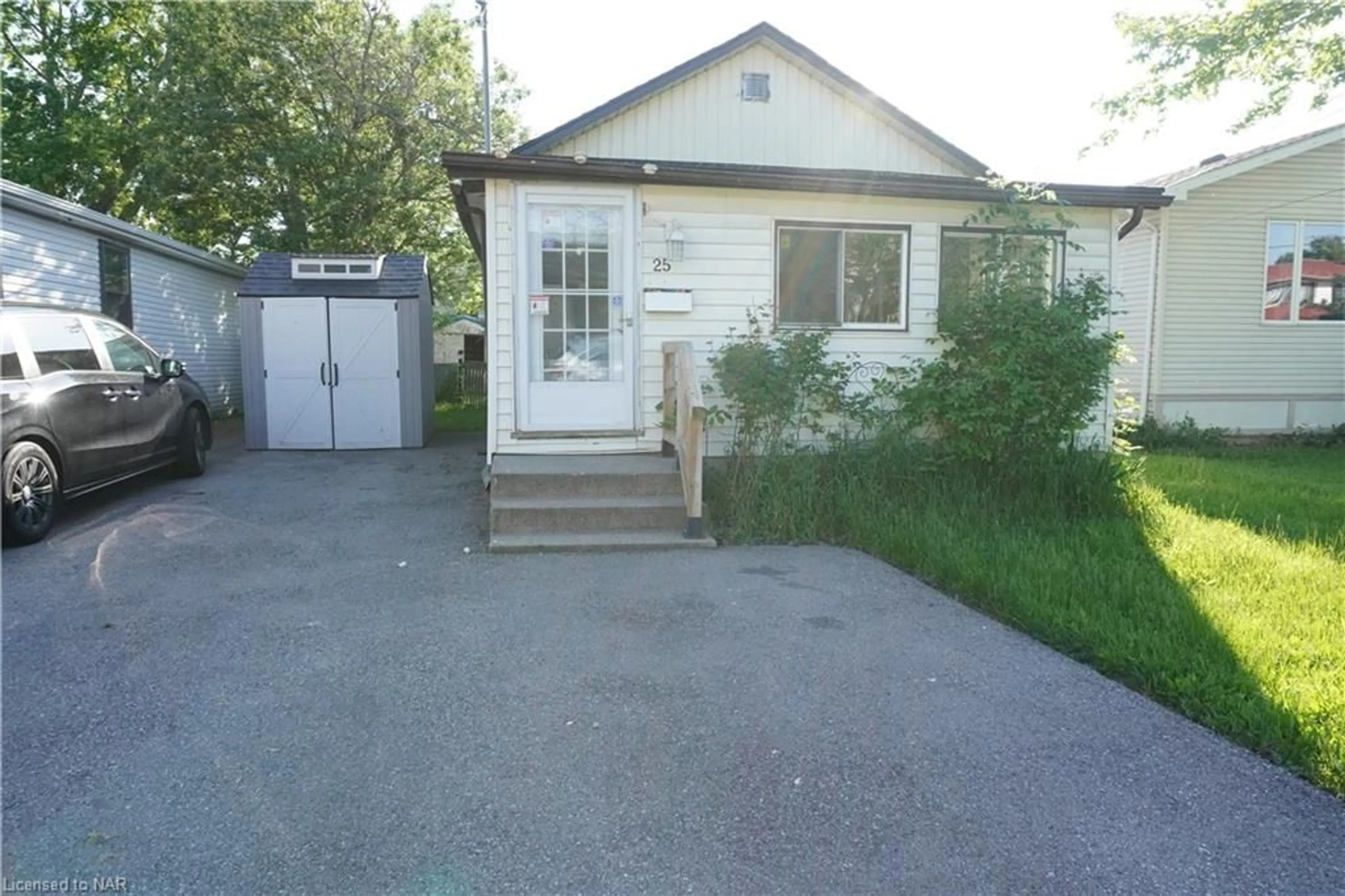 Frontside or backside of a home for 25 Lillian St, Fort Erie Ontario L2A 5M1