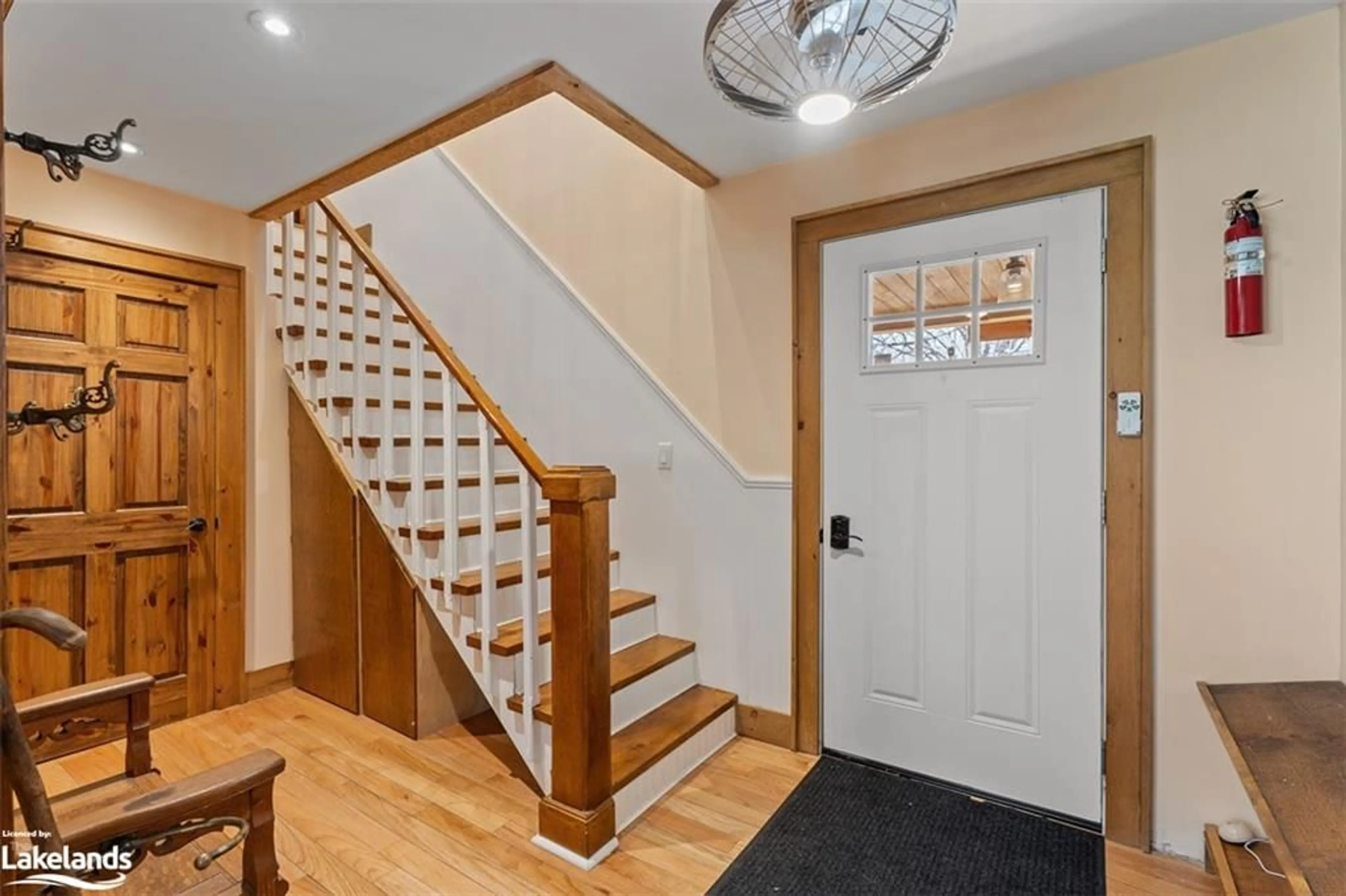 Indoor foyer for 4478 Southwood Rd, Torrance Ontario P0C 1M0