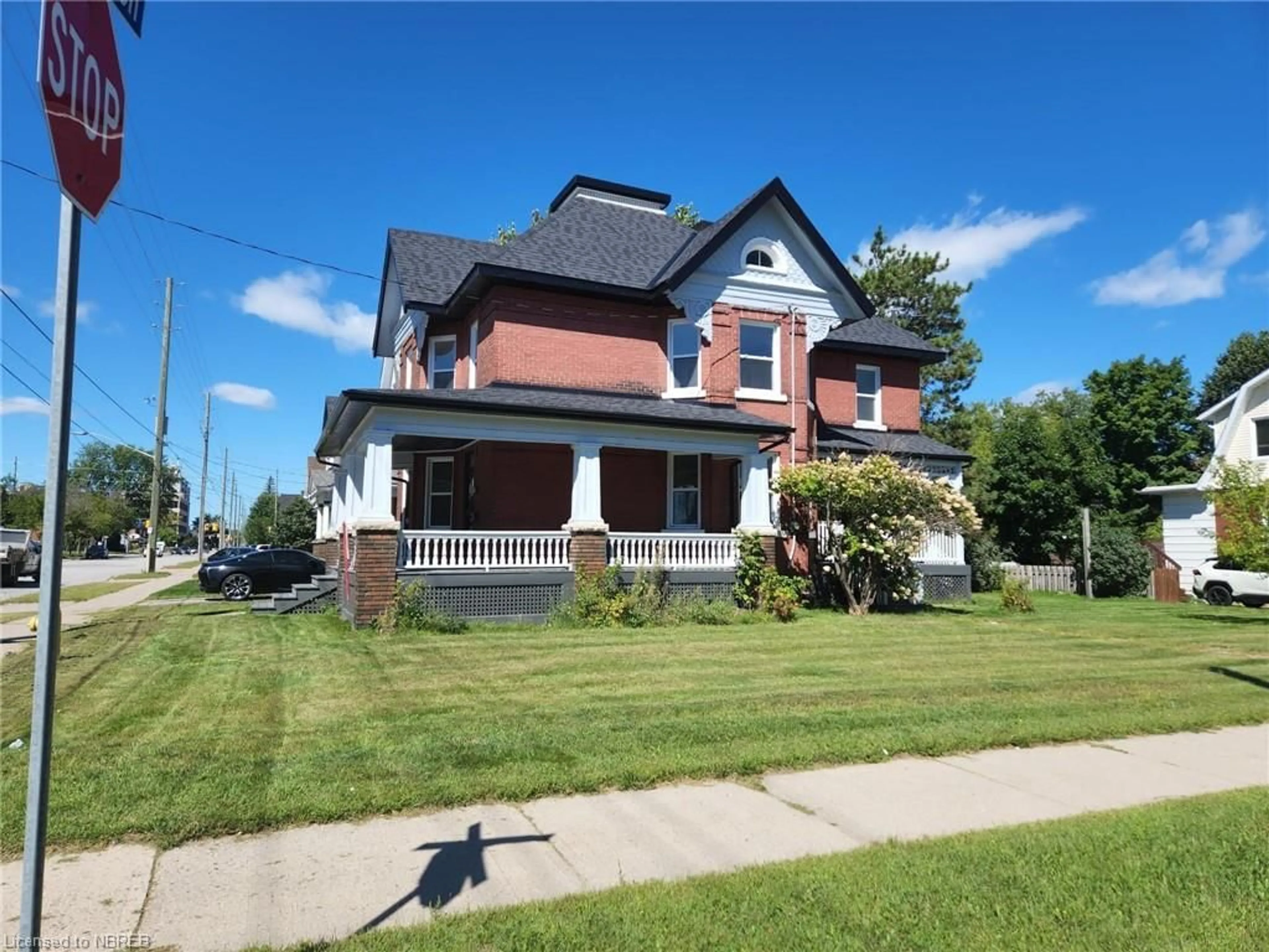 Frontside or backside of a home for 292 Worthington St, North Bay Ontario P1B 1G9