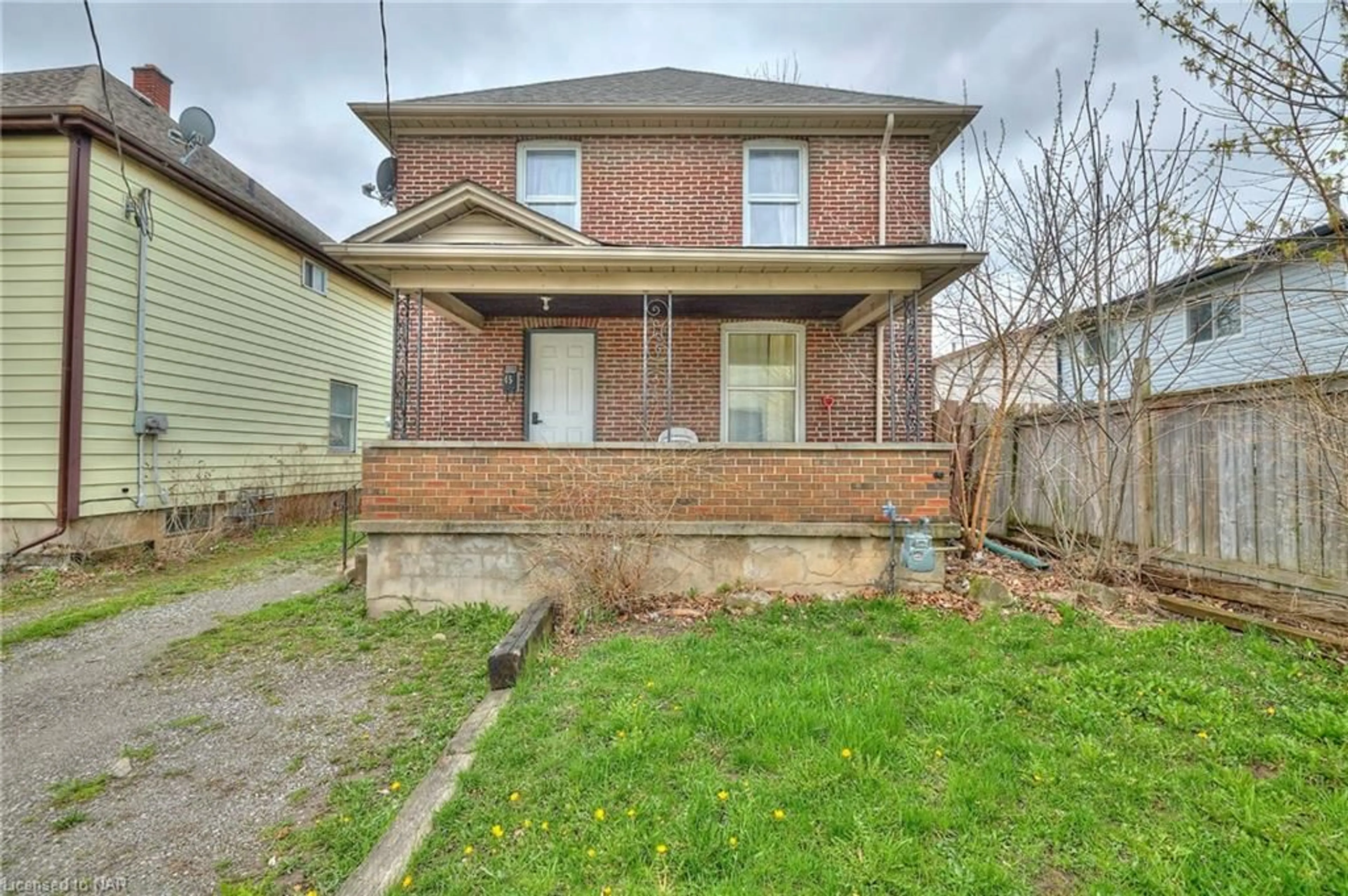 Frontside or backside of a home for 45 Pine St, Thorold Ontario L2V 2P1