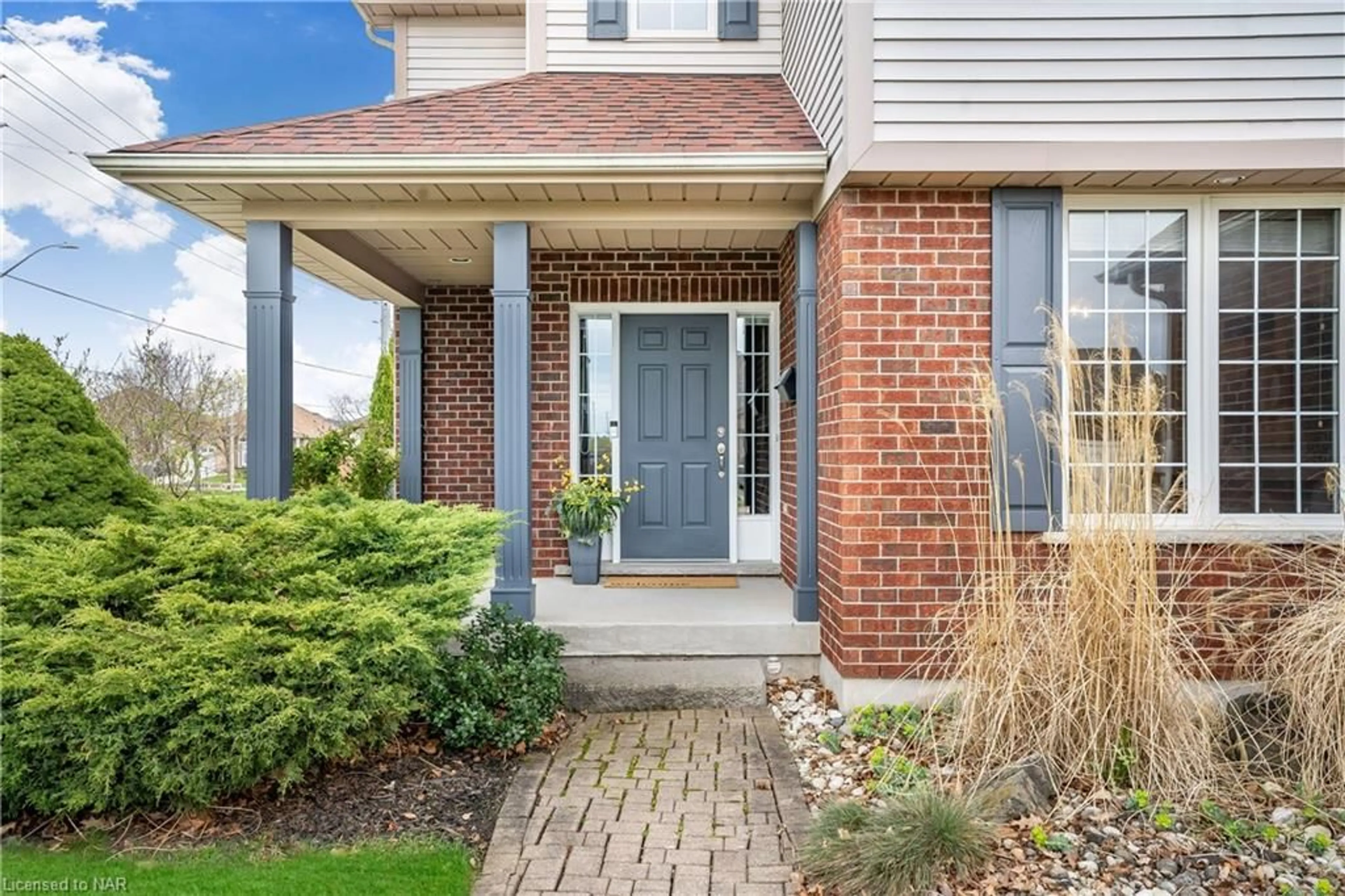Home with brick exterior material for 2 Briarwood Dr, St. Catharines Ontario L2S 4A7