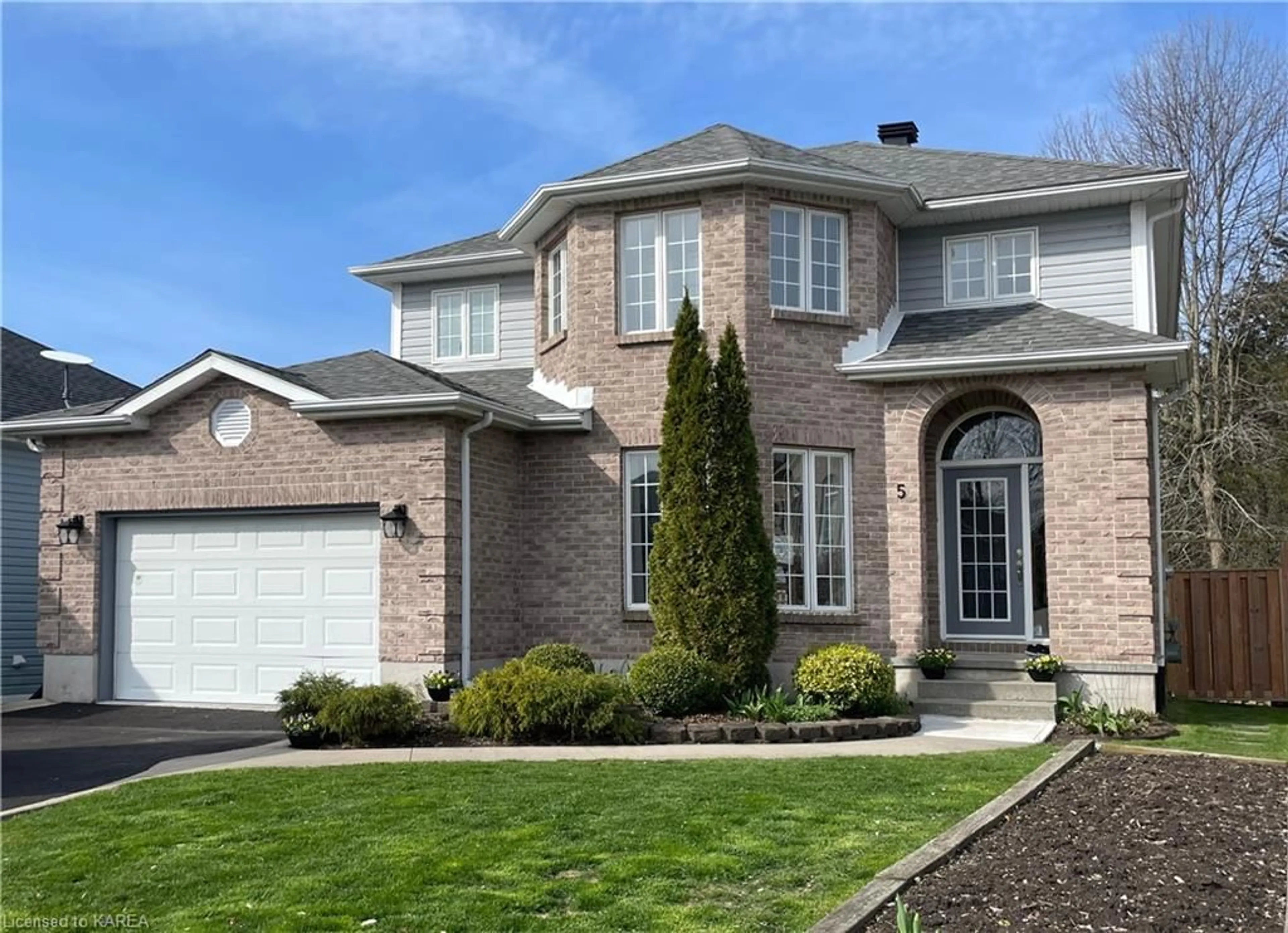 Home with brick exterior material for 5 Burleigh Court Crt, Bath Ontario K0H 1G0